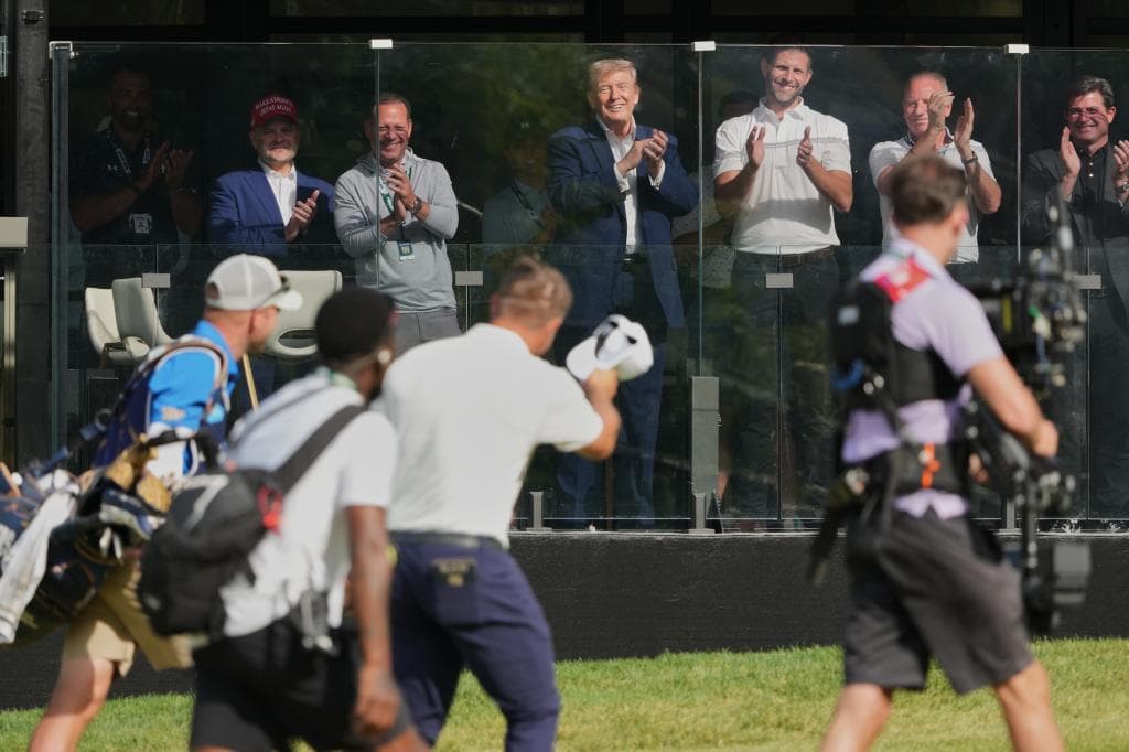 DeChambeau le hace una reverencia a Trump