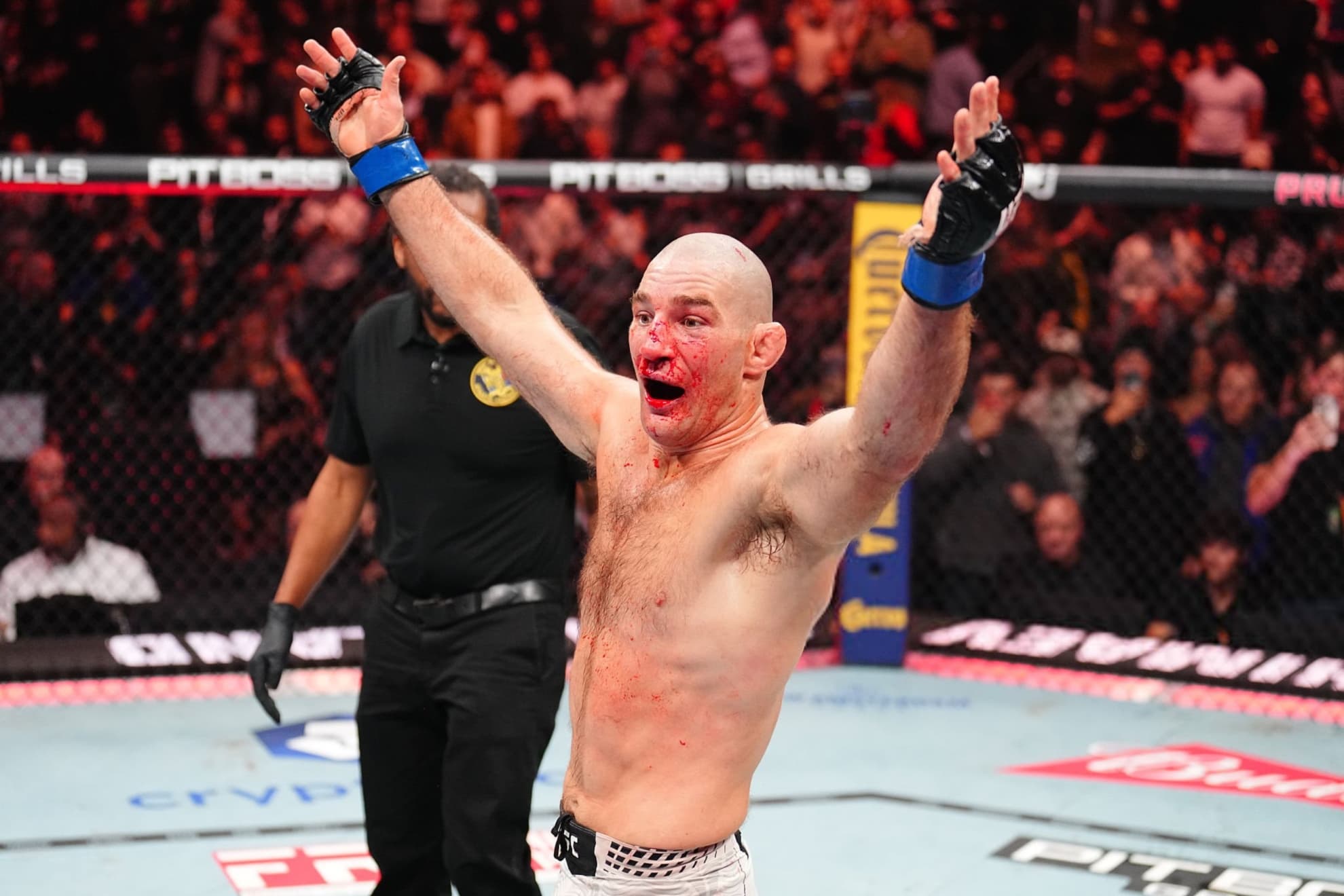 Strickland se impone a Chimaev en UFC 328.