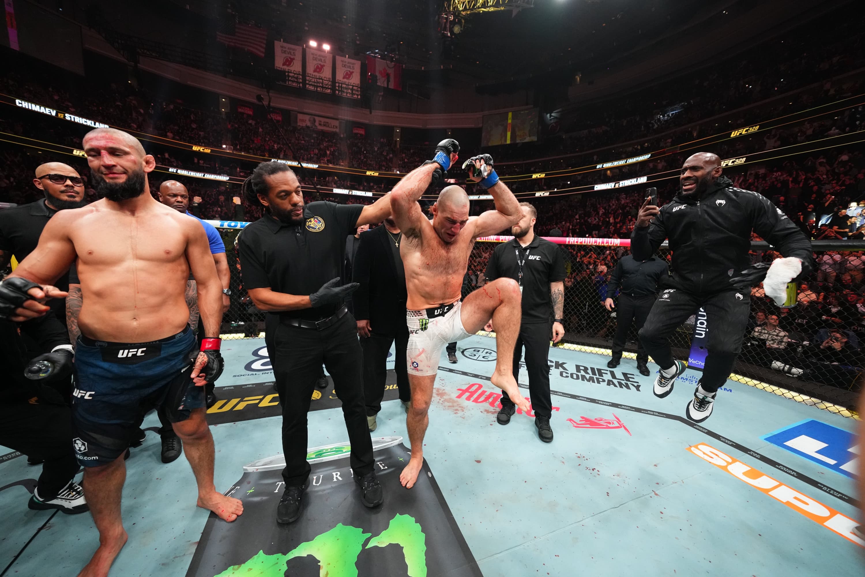 Strickland vence a Chimaev por decisión dividida.