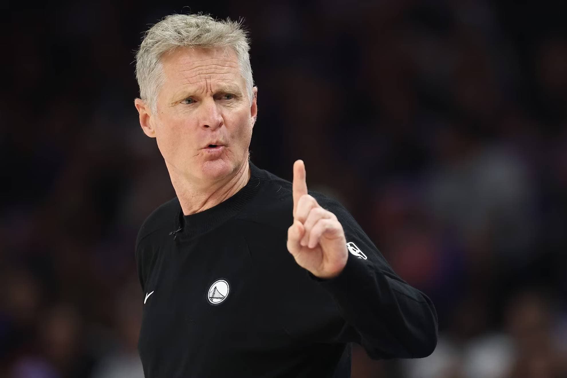 Steve Kerr da instrucciones en un partido de los Warriors.