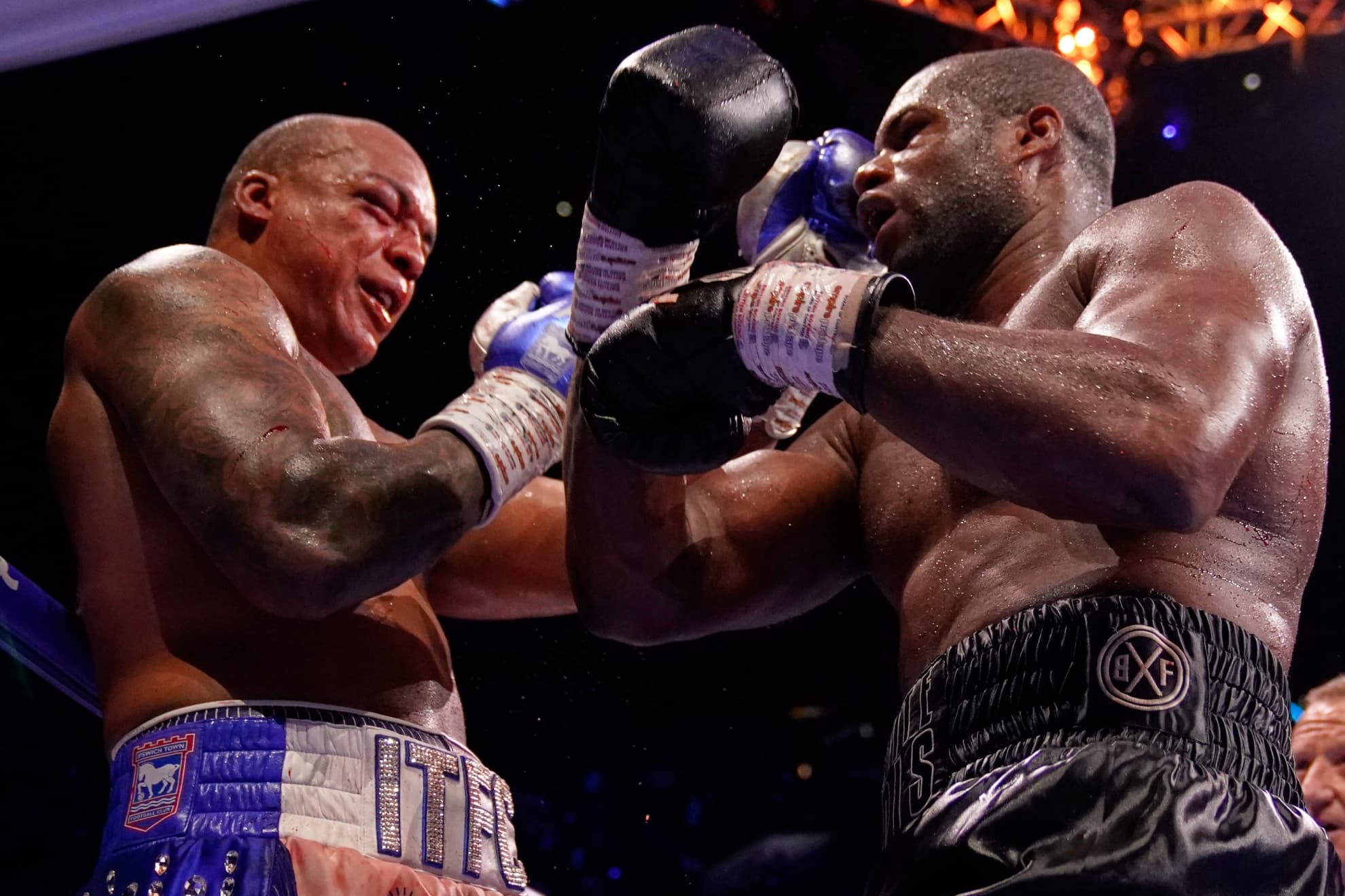 Fabio Wardley y Daniel Dubois en acción.