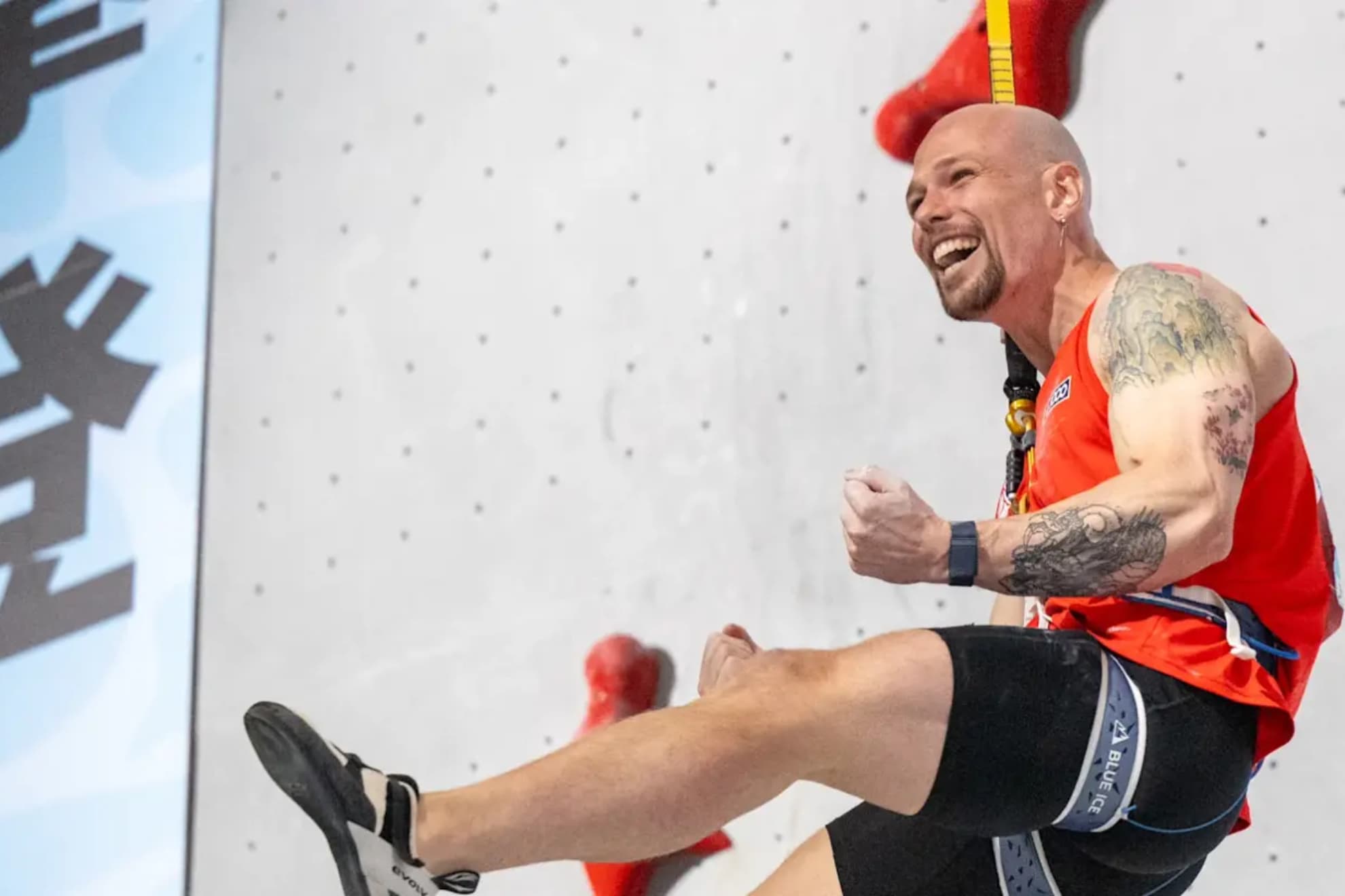Erik Noya celebra su récord de España en velocidad.