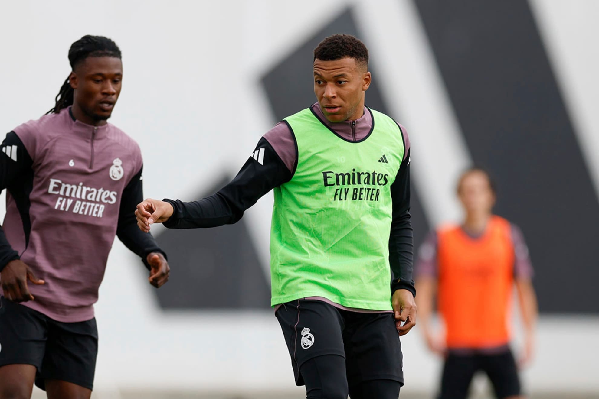 Mbappé, entrenándose el viernes, junto a Camavinga.