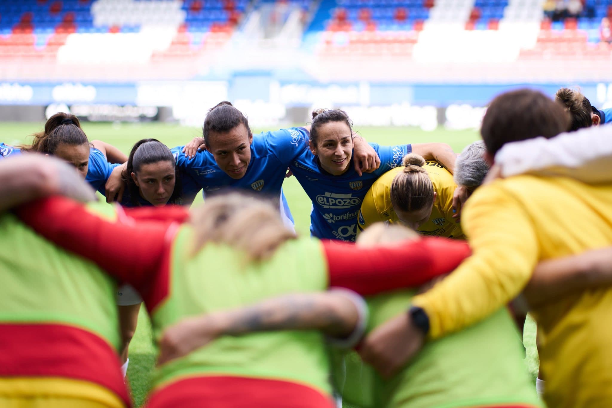 Las jugadoras del Alhama hacen piña antes de jugar ante el Eibar en Ipurúa