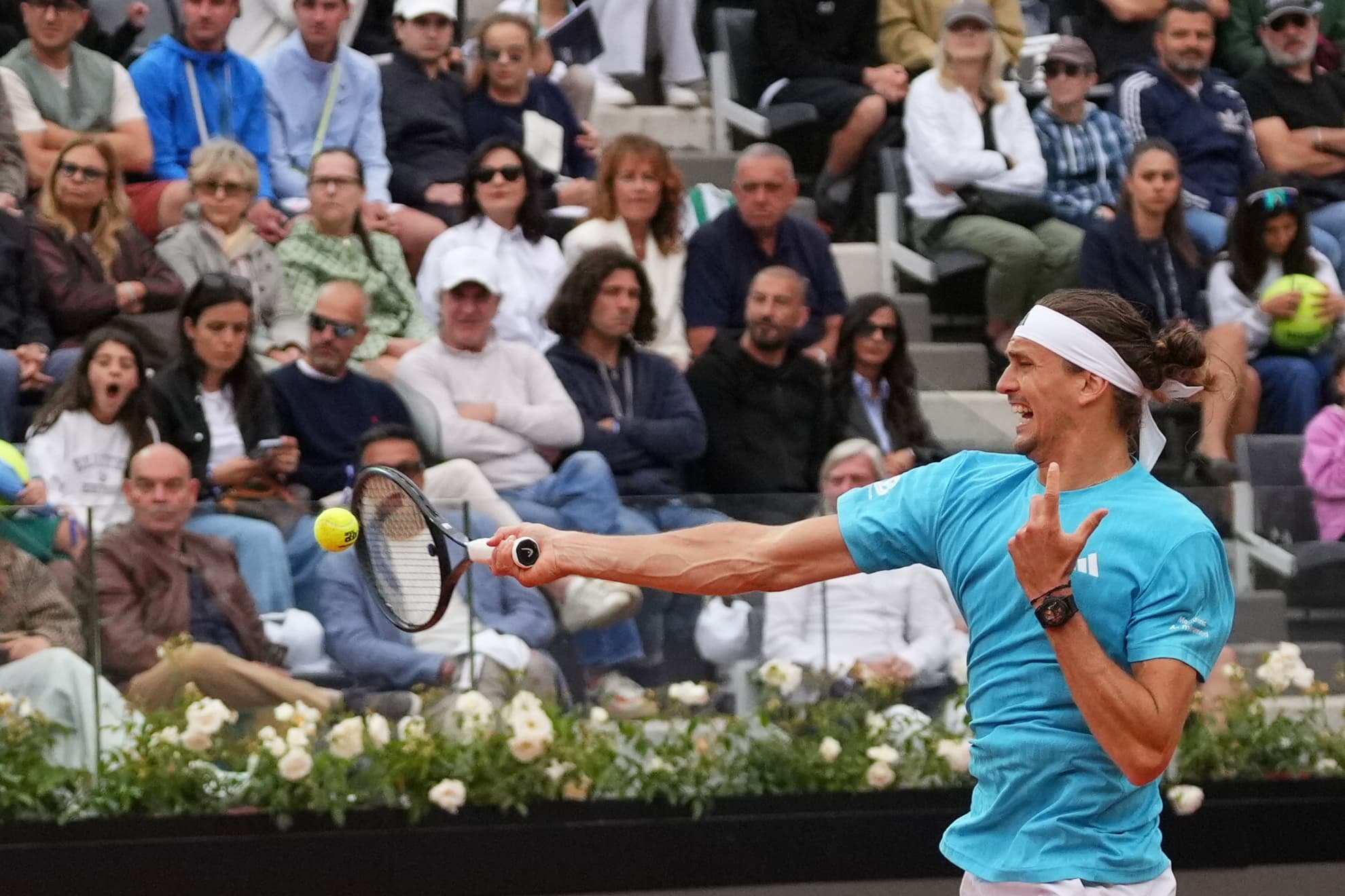 Alexander Zverev golpea la pelota en su partido frente a Alexander Blockx.
