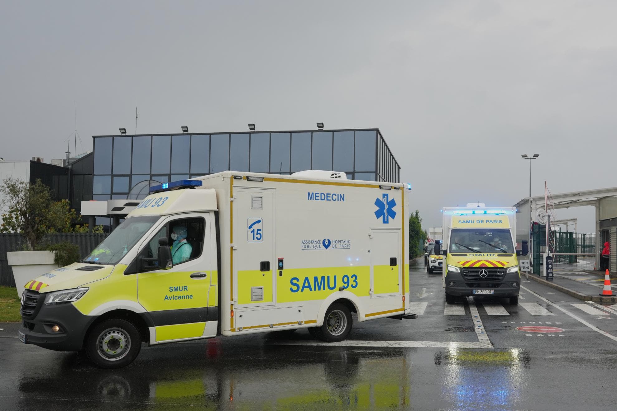 Ambulancias que transportan pacientes franceses evacuados del crucero MV Hondius con sospecha de infección por hantavirus salen del aeropuerto de Bourget, al norte de París, este domingo.