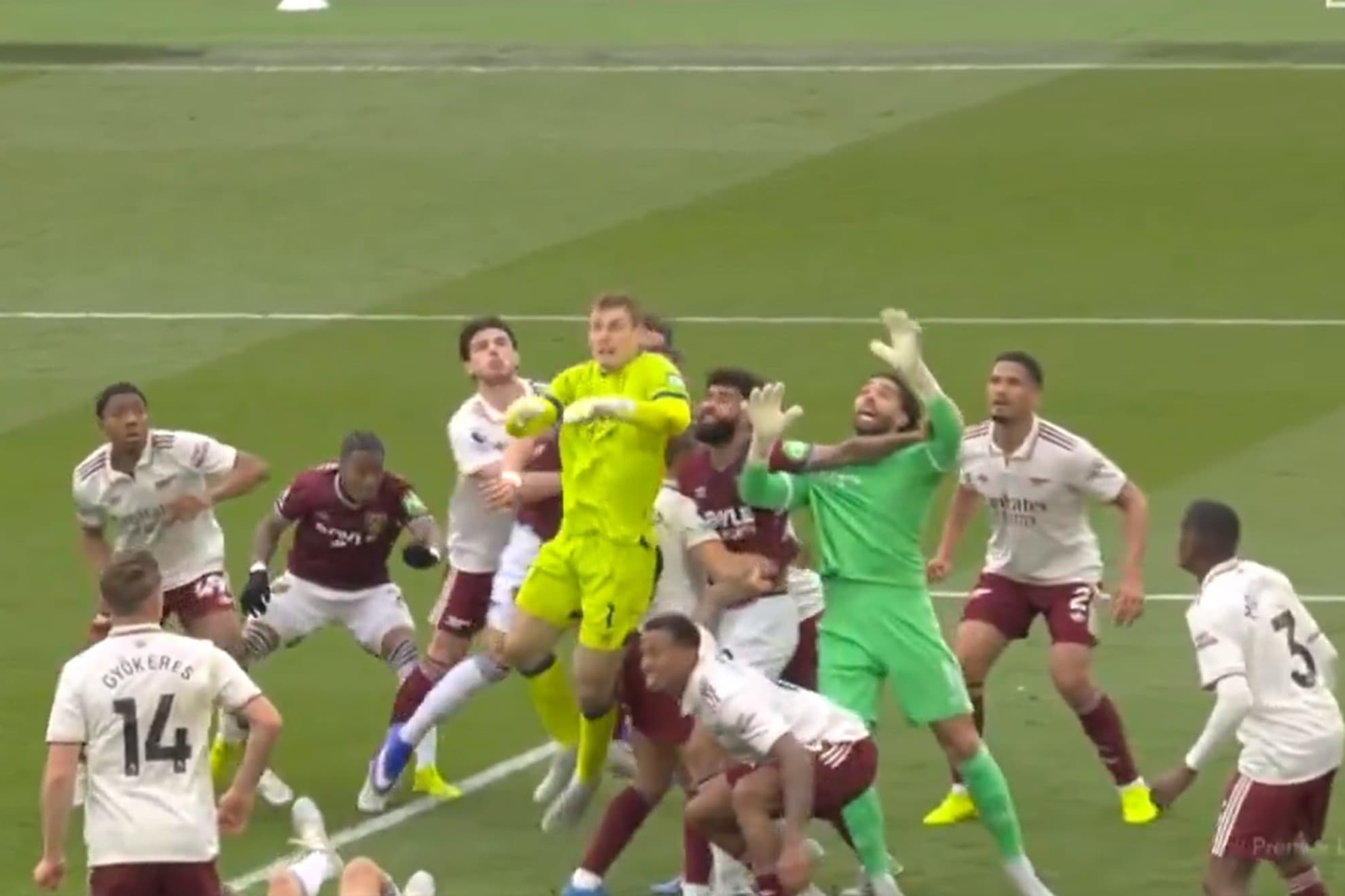 La falta sobre Raya que anuló el gol de Callum Wilson.