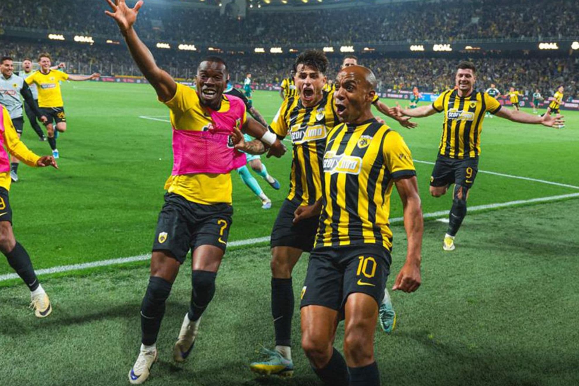 Joao Mario celebra el gol de la remontada contra Panathinaikos