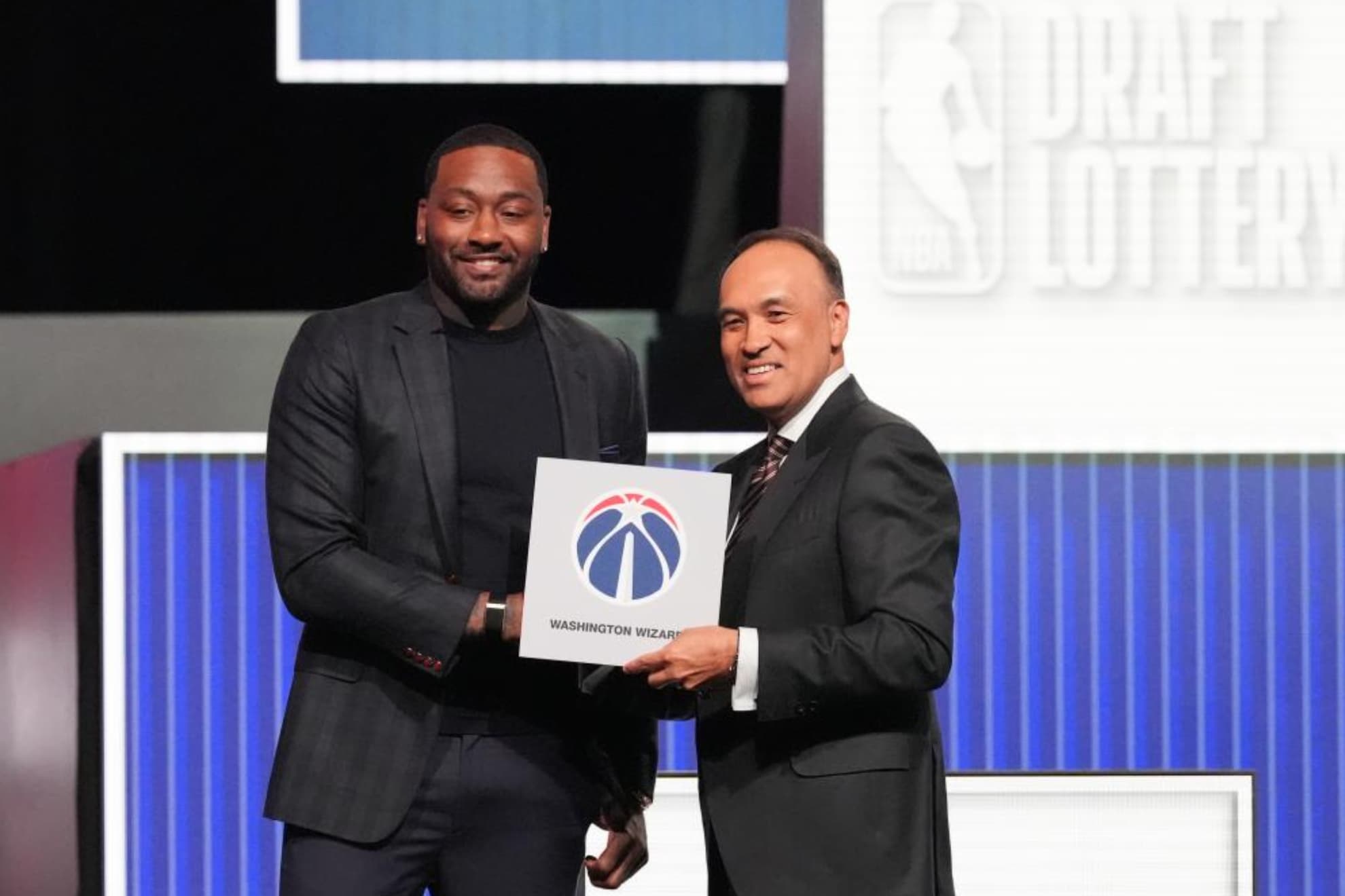 John Wall junto a Mark Tatum posan una vez conocido que los Wizards elegirán el número 1 del Draft.