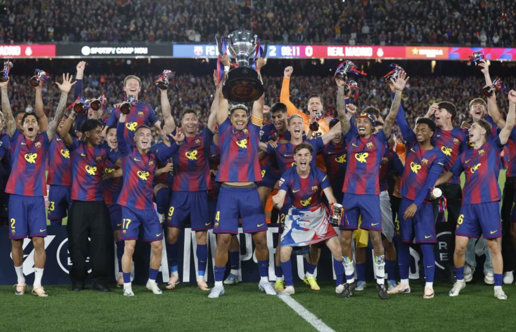 La plantilla del Barcelona, alzando el título.