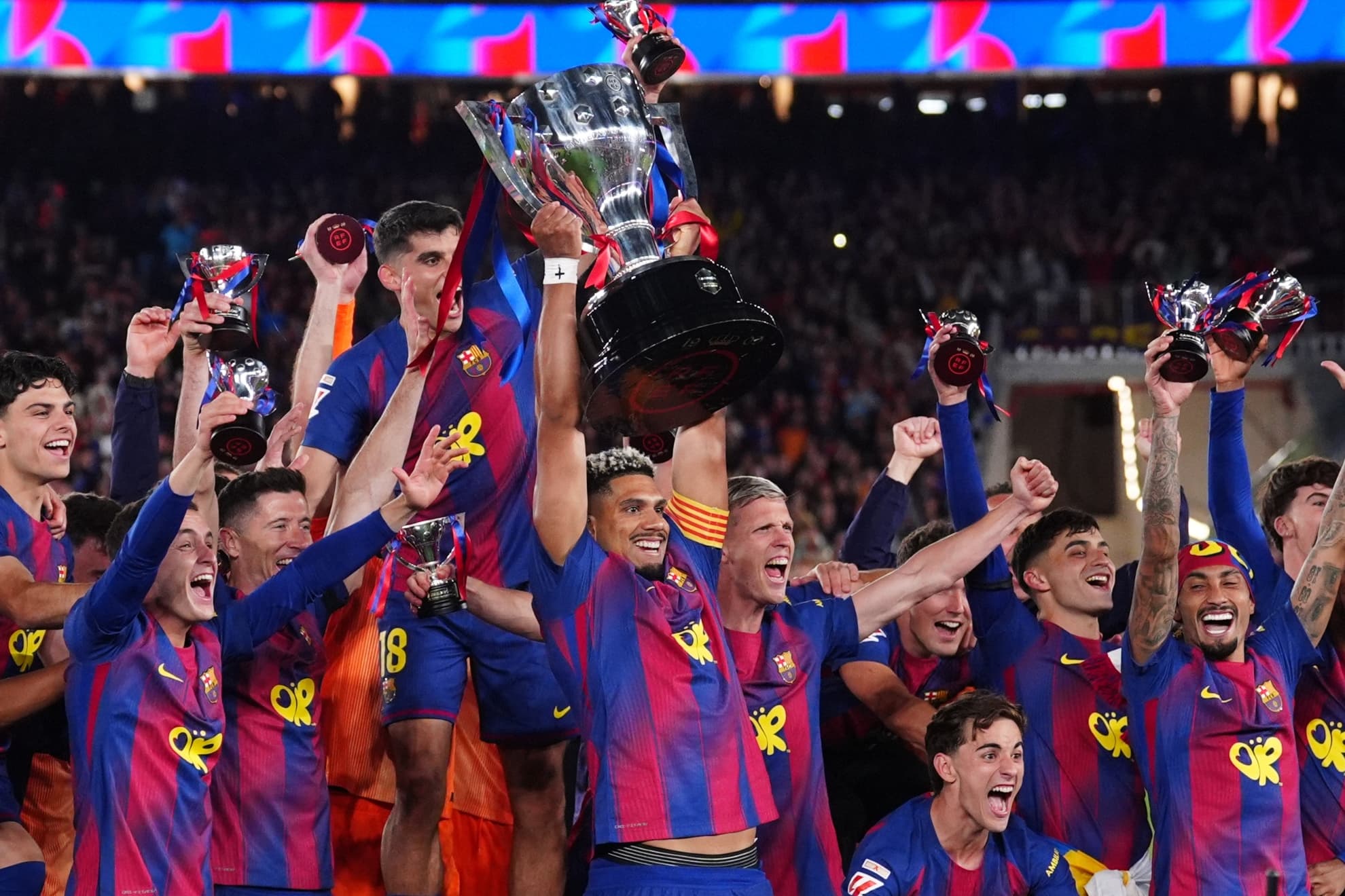 Los jugadores del Barcelona celebran al título.
