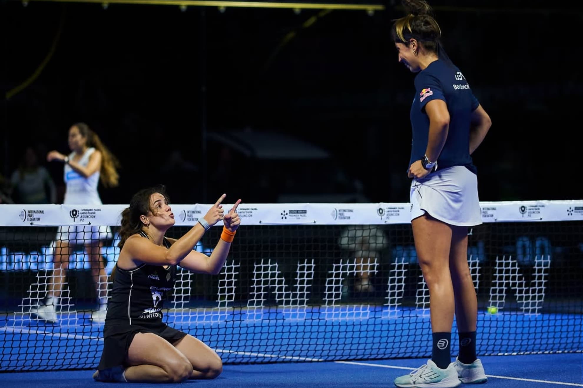 Paula Josemaría y Bea González celebrando el título en Asunción.