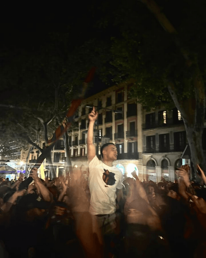 Marc Casadó y Balde acuden a la plaza Cataluña para celebrar LaLiga como dos 'culers' más