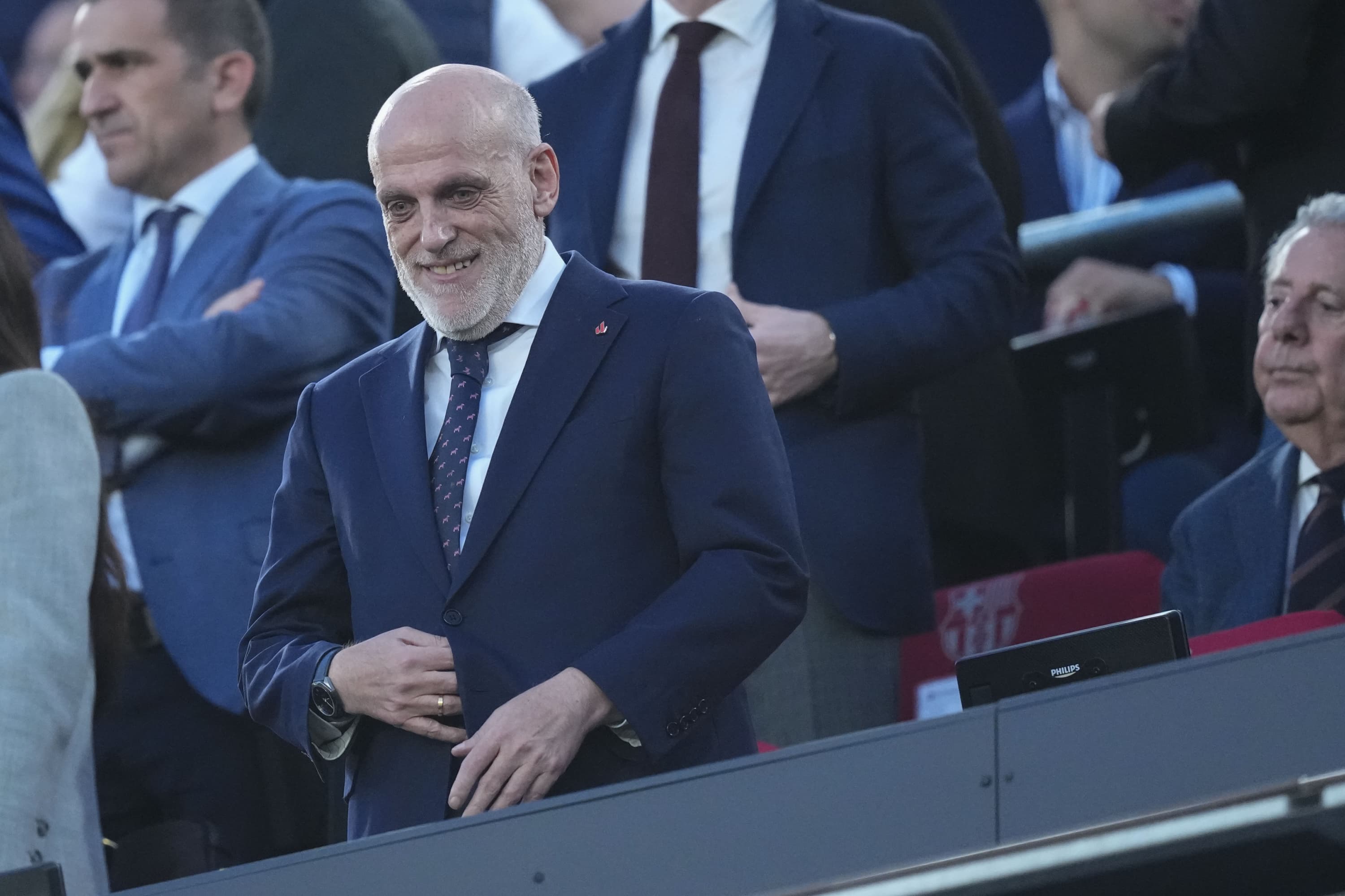 BARCELONA, 10/05/2026.- El presidente de LaLiga, Javier Tebas, en el palco del Camp Nou antes de comenzar el Clásico. EFE/Enric Fontcuberta