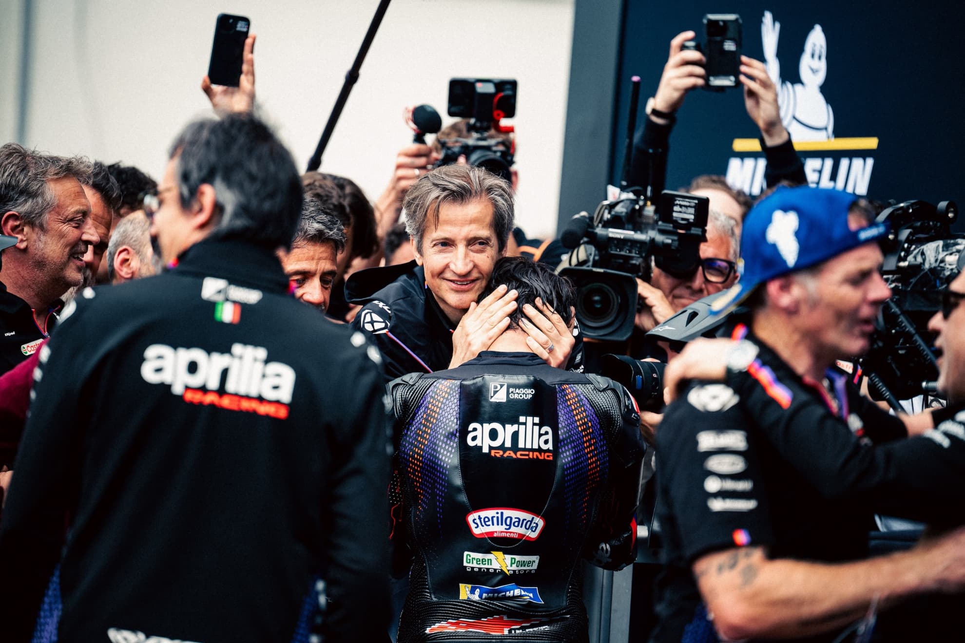 Rivola abraza a Jorge Martín.