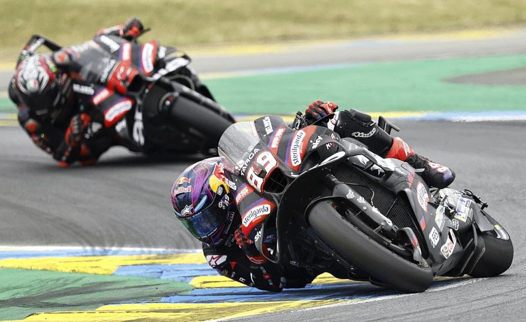 Jorge Martín, delante de Bezzecchi, en Le Mans.