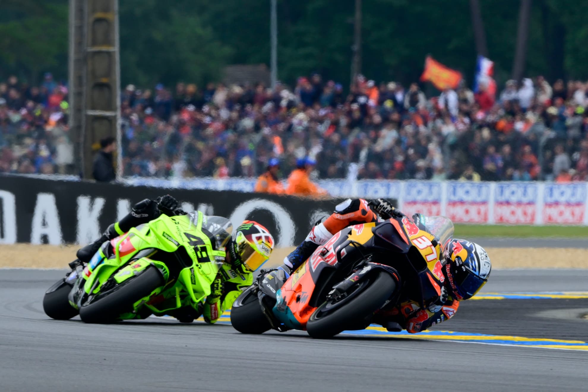 Acosta, delante de Di Giannantonio, en Le Mans.