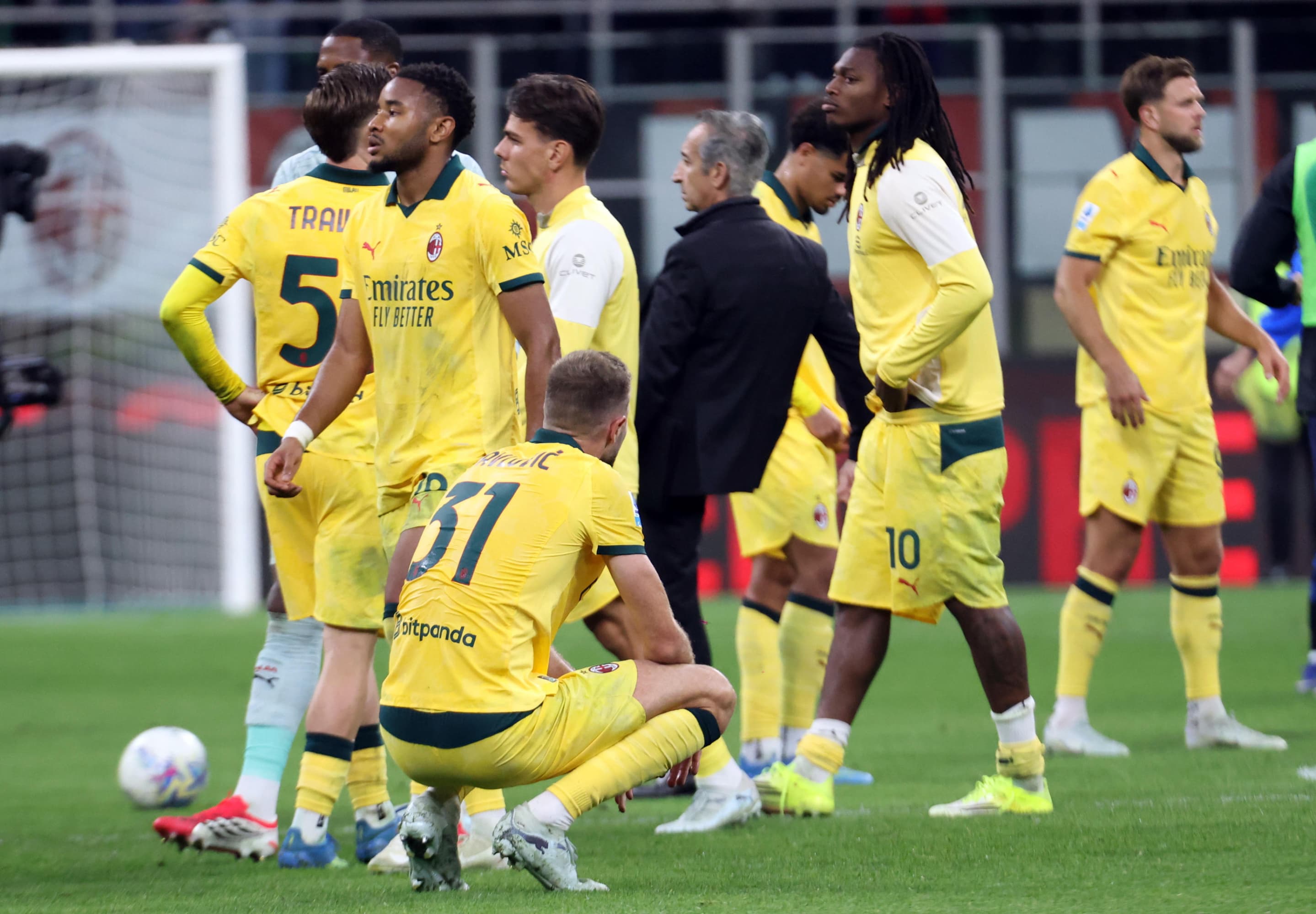Los jugadores del Milan, decepcionados tras la derrota ante el Atalanta