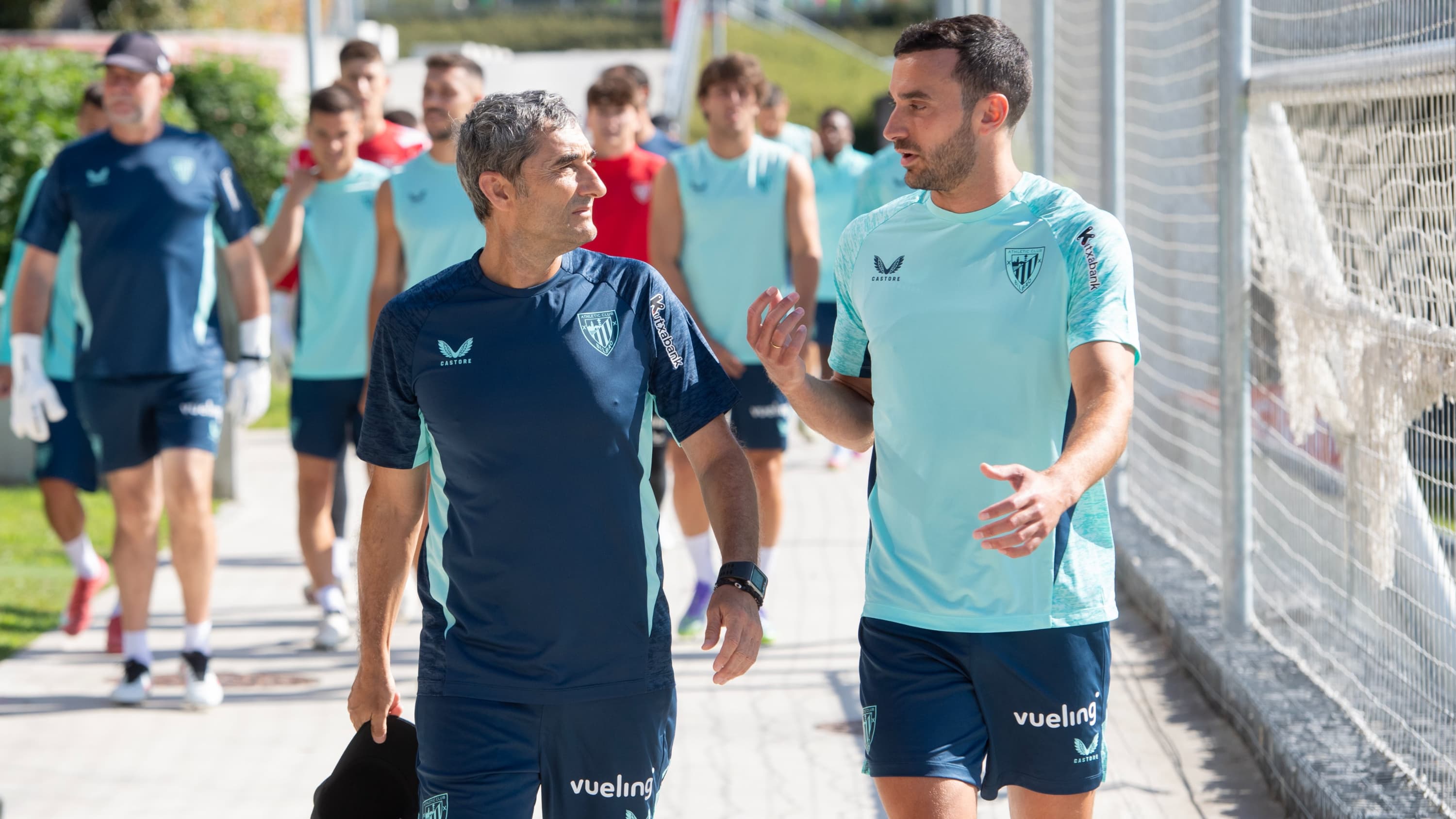 Lekue y Valverde encabezan al grupo en un entrenamiento.