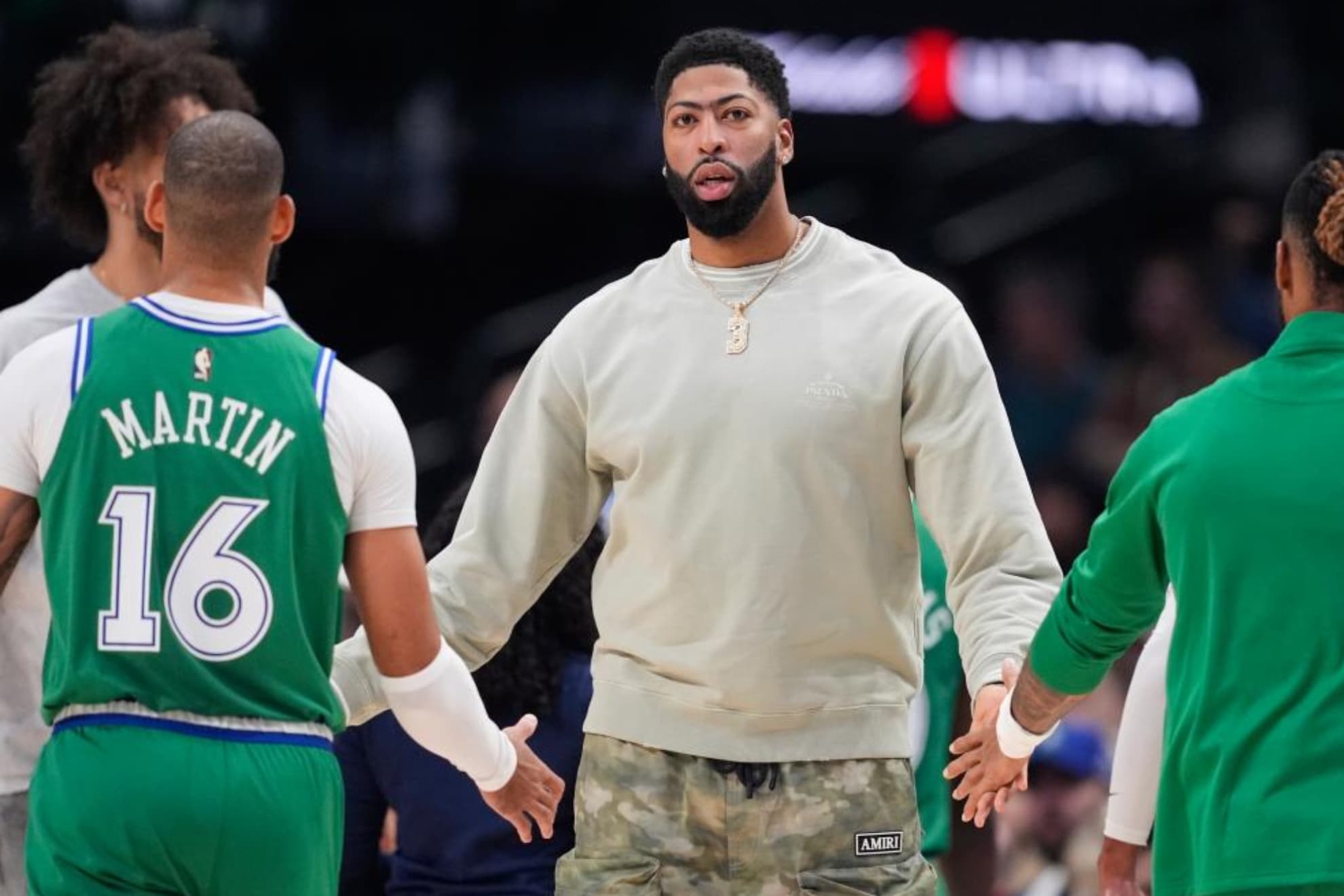 Anthony Davis saluda a Caleb Martin y otros compañeros en un partido de la NBA en 2025/26.