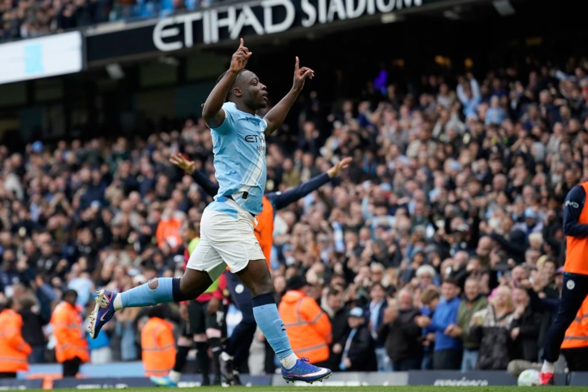 Jérémy Doku celebra su gol al Brentford.