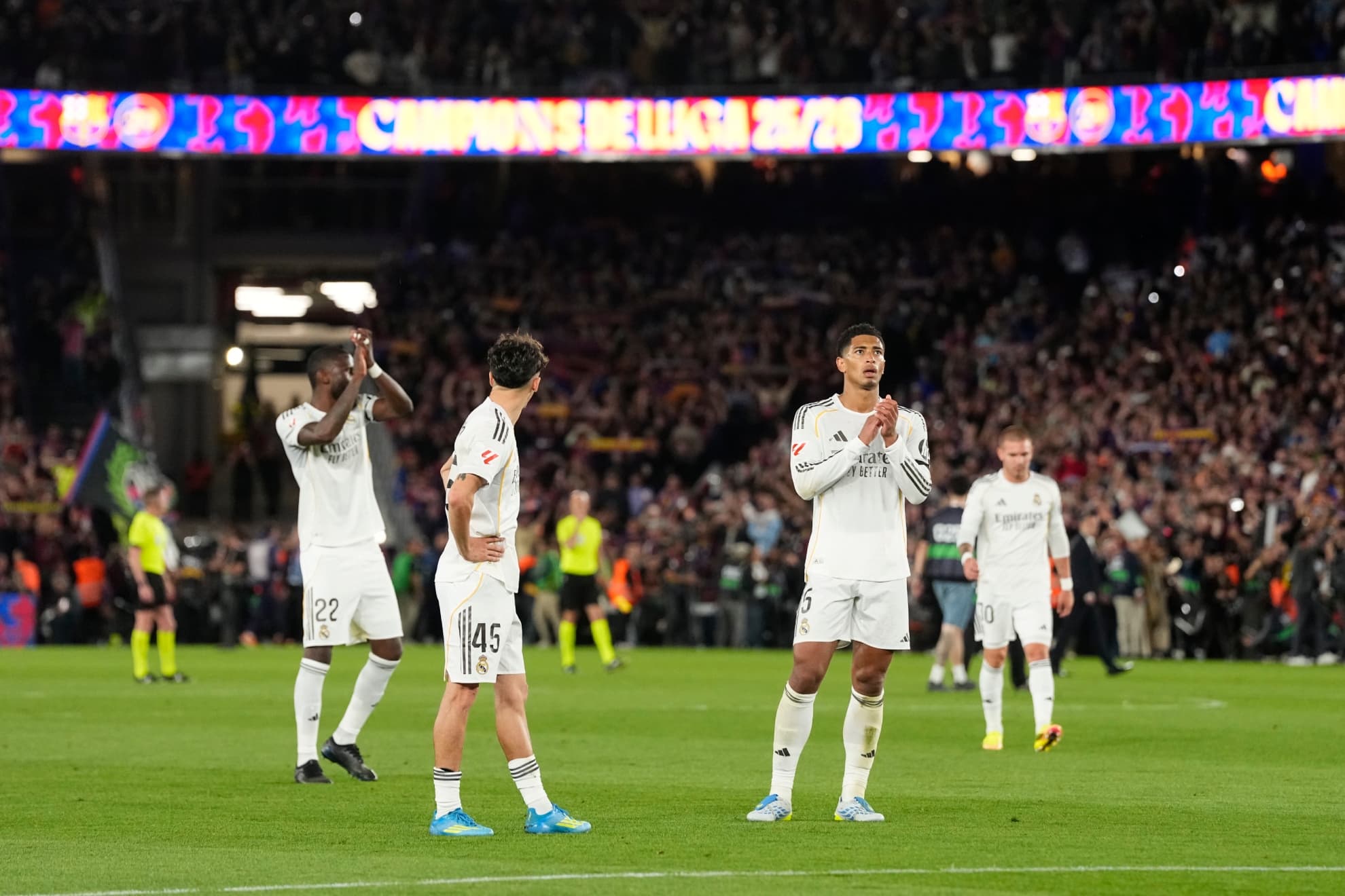 Futbolistas del Madrid tras la derrota en el Clásico.