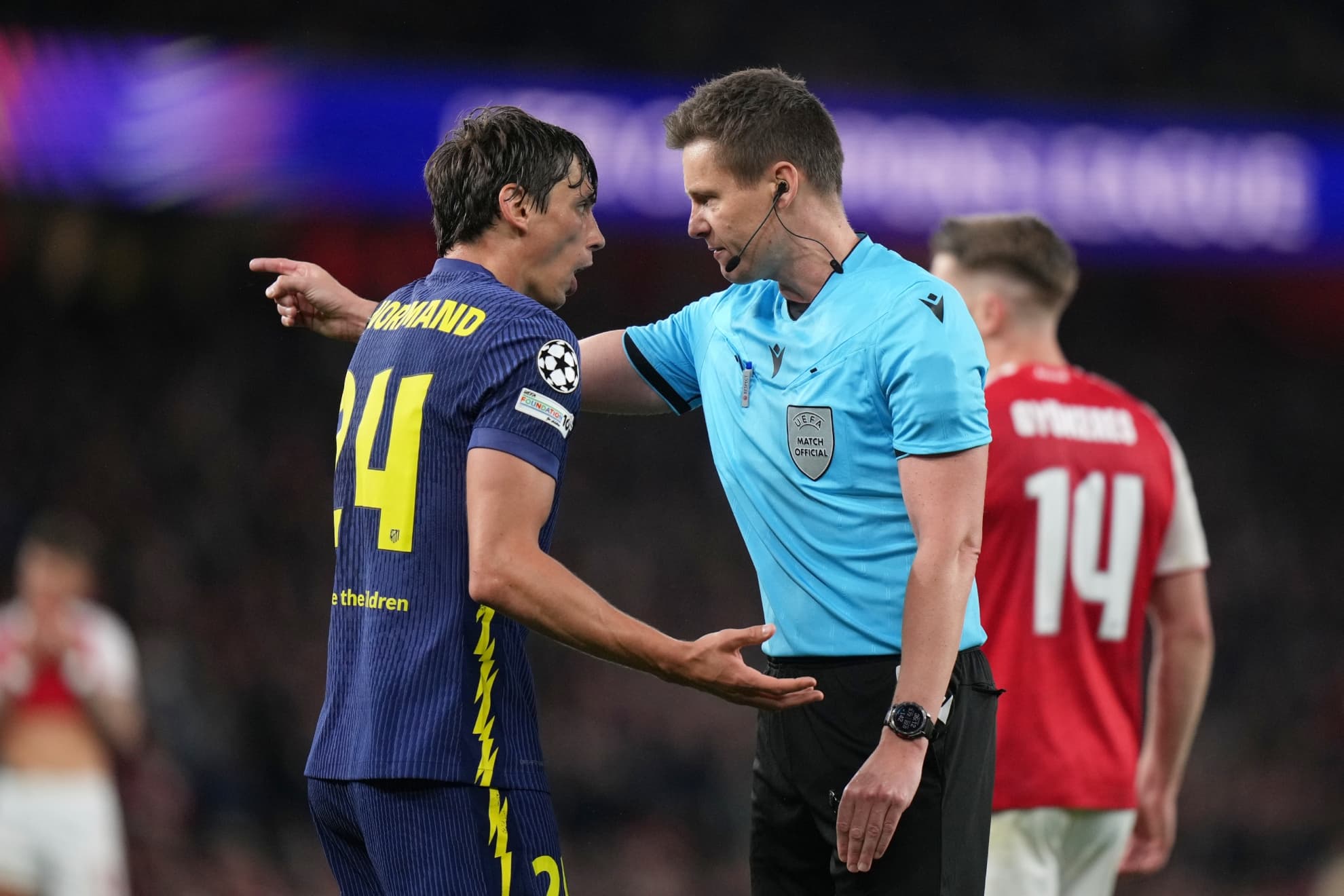 Daniel Siebert en el partido del Atlético ante el Arsenal.