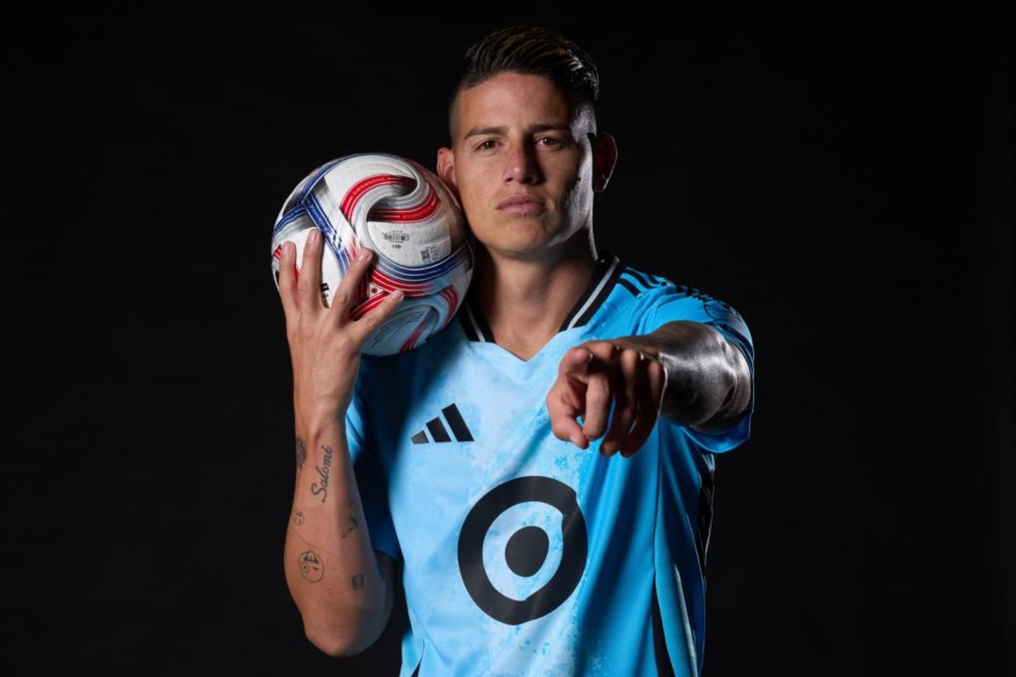 James Rodríguez posa con la camiseta de Minnesotta United.