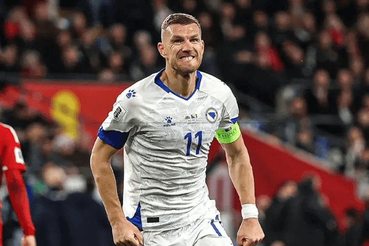 Edin Dzeko celebra un gol ante Gales