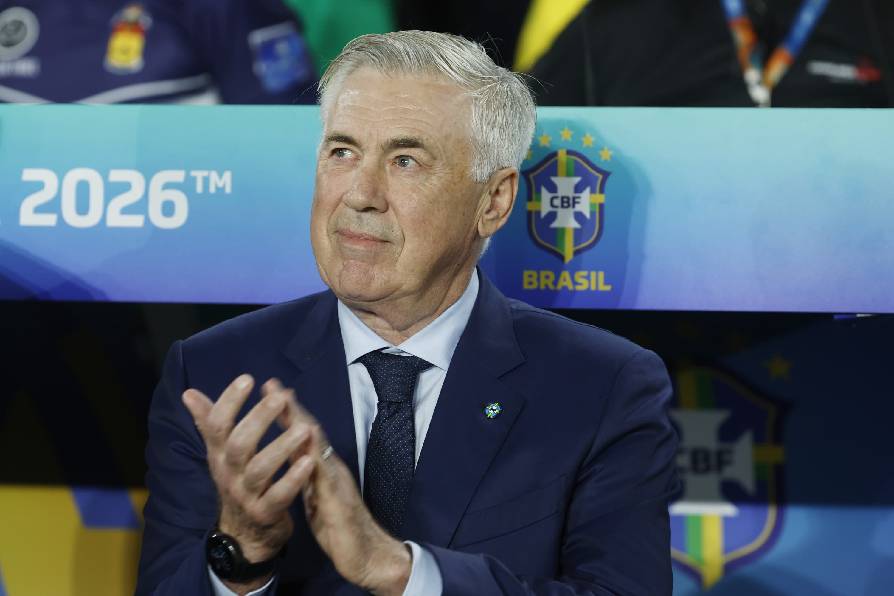 Carlo Ancelotti dirigiendo a Brasil