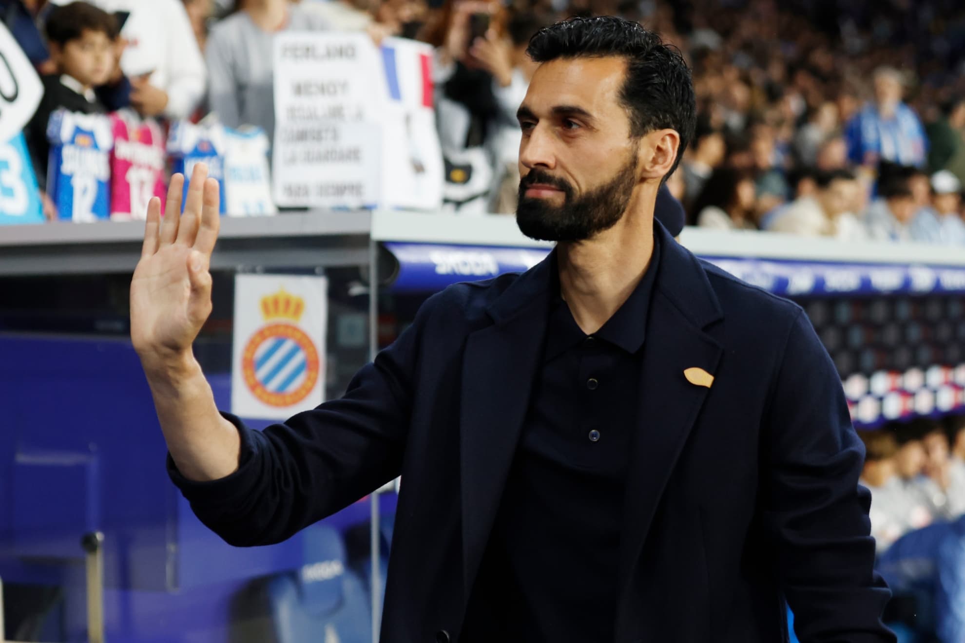 Arbeloa, saludando a la grada en la previa del partido ante el Espanyol.