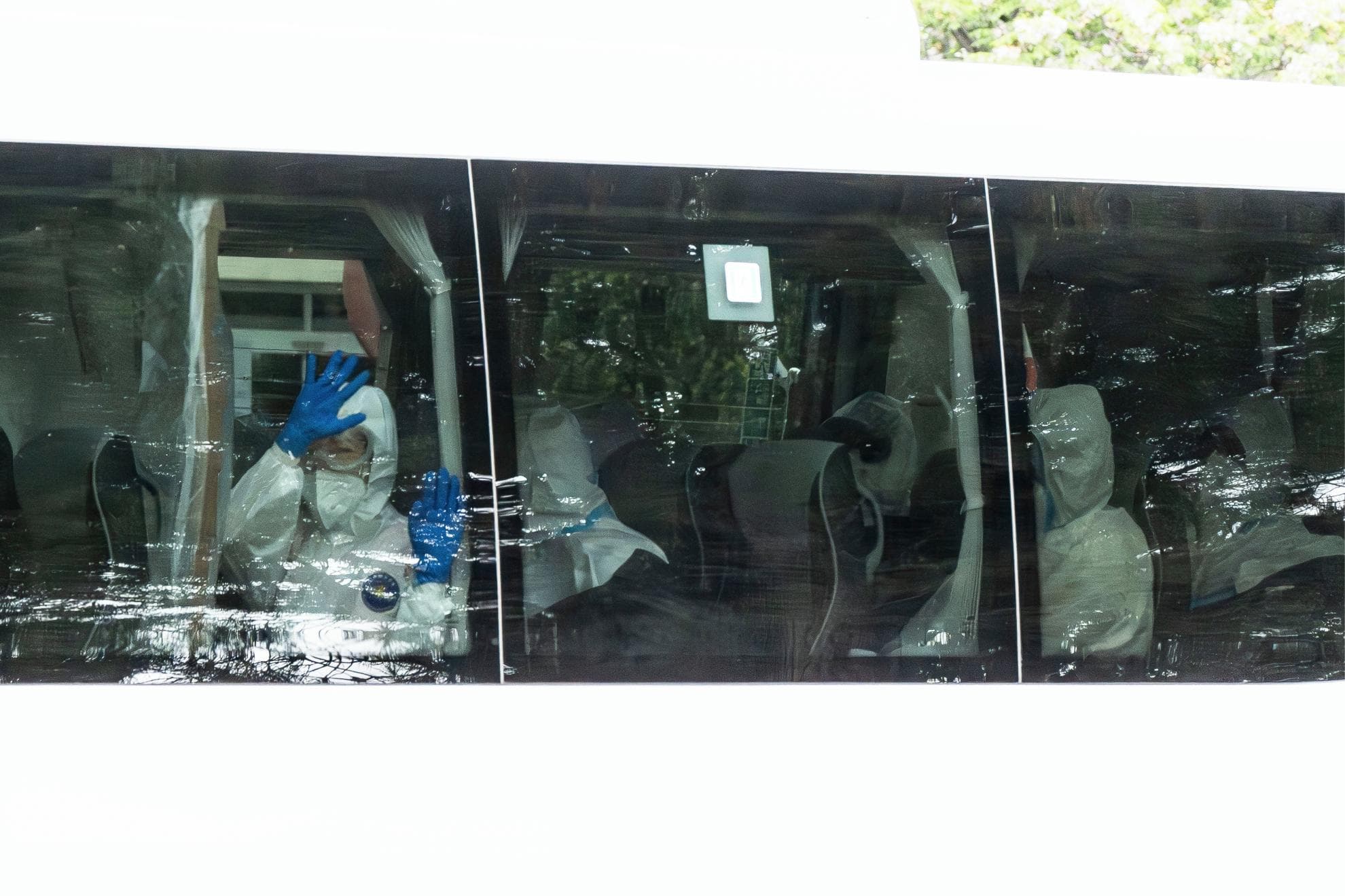 Cuatro de los catorce pasajeros españoles del MV Hondius, este domingo, en el autobús que les trasladó desde la base aérea de Torrejón de Ardoz hasta el hospital Gómez Ulla.