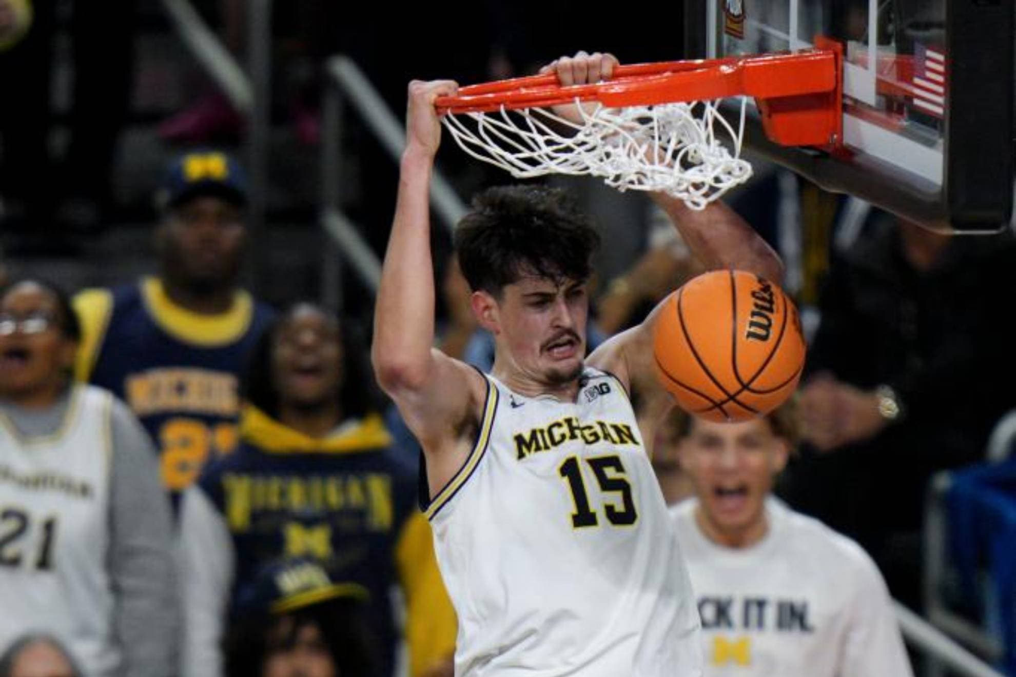 Aday Mara hace un mate en un partido de la Universidad de Michigan.