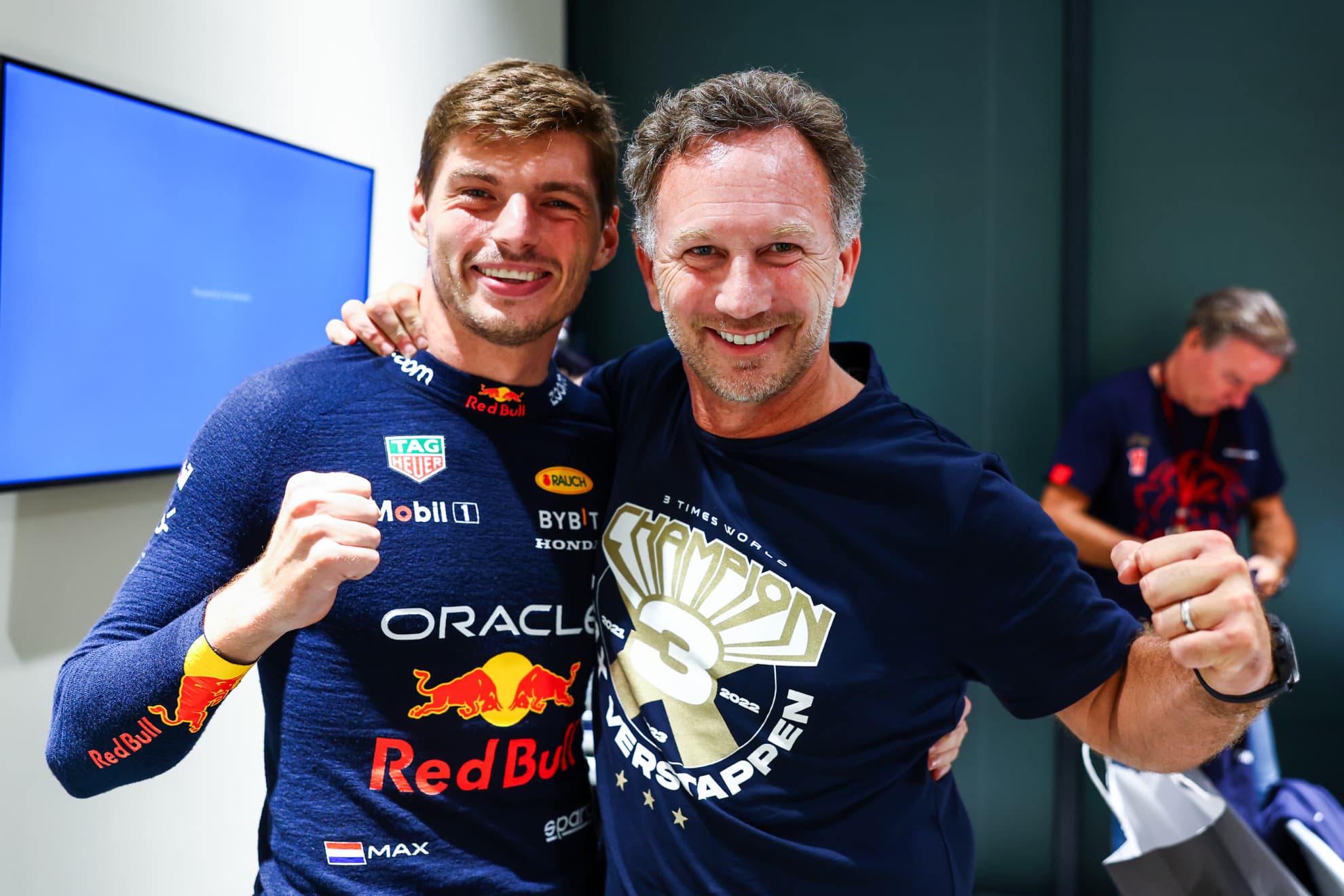 Christian Horner y Max Verstappen después de uno de los títulos del holandés.