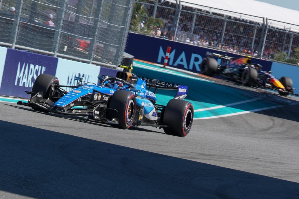 Carlos Sainz, con el FW48, durante el GP de MIami.