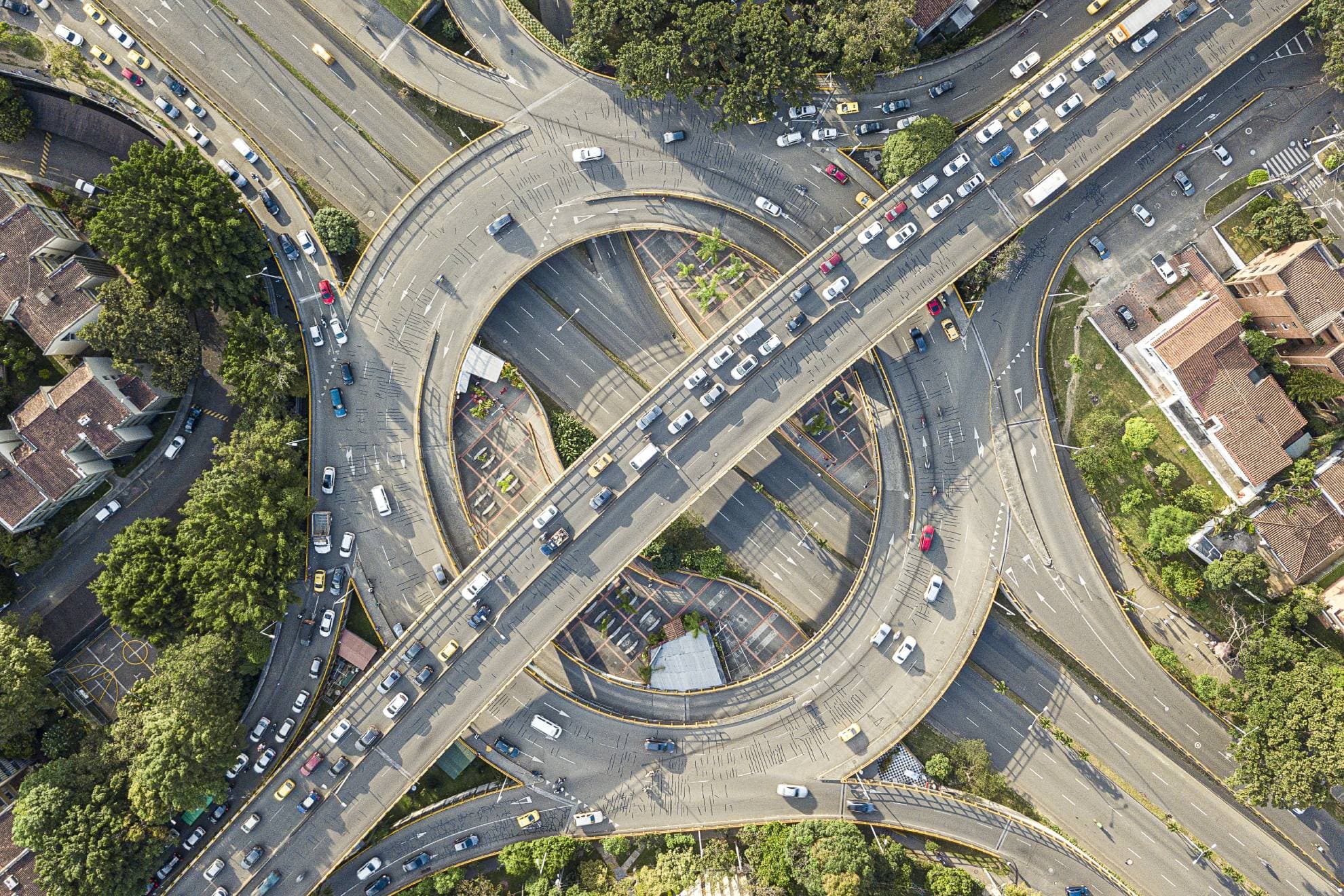 Las rotondas evitan muchas colisiones en intersecciones.