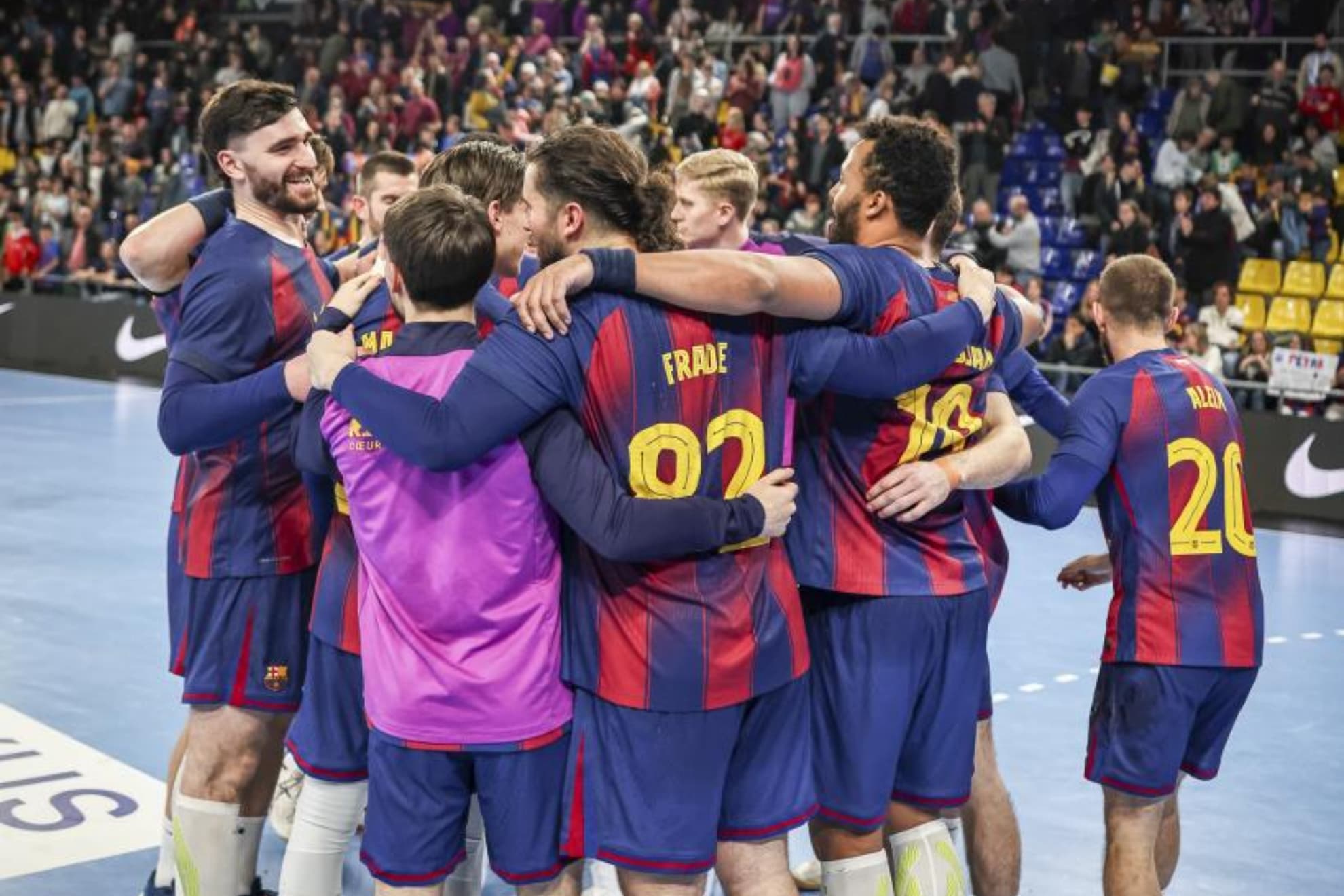 Los jugadores del Barcelona celebran su título de Liga.