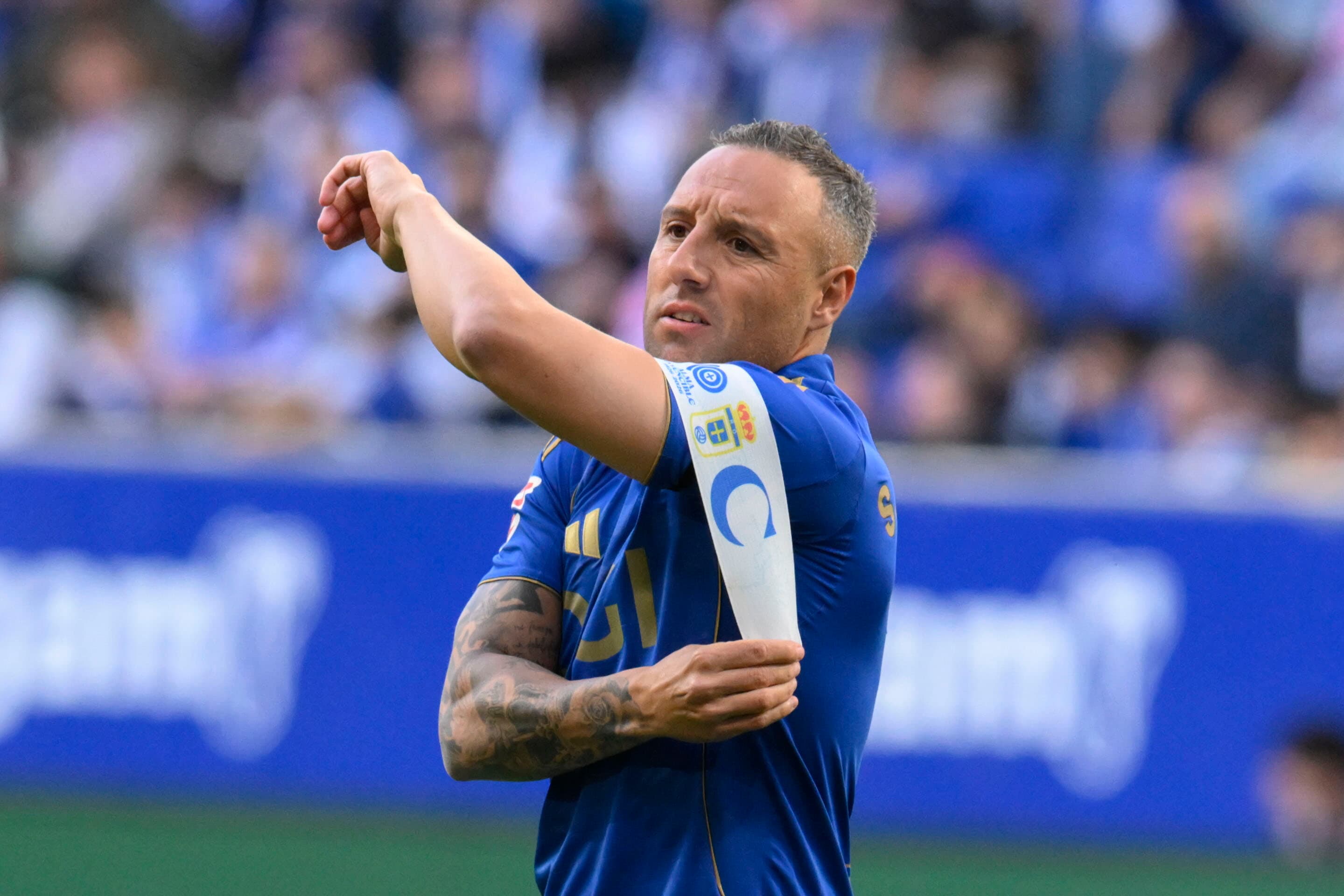 Santi Cazorla se coloca el brazalete de capitán ante el Getafe