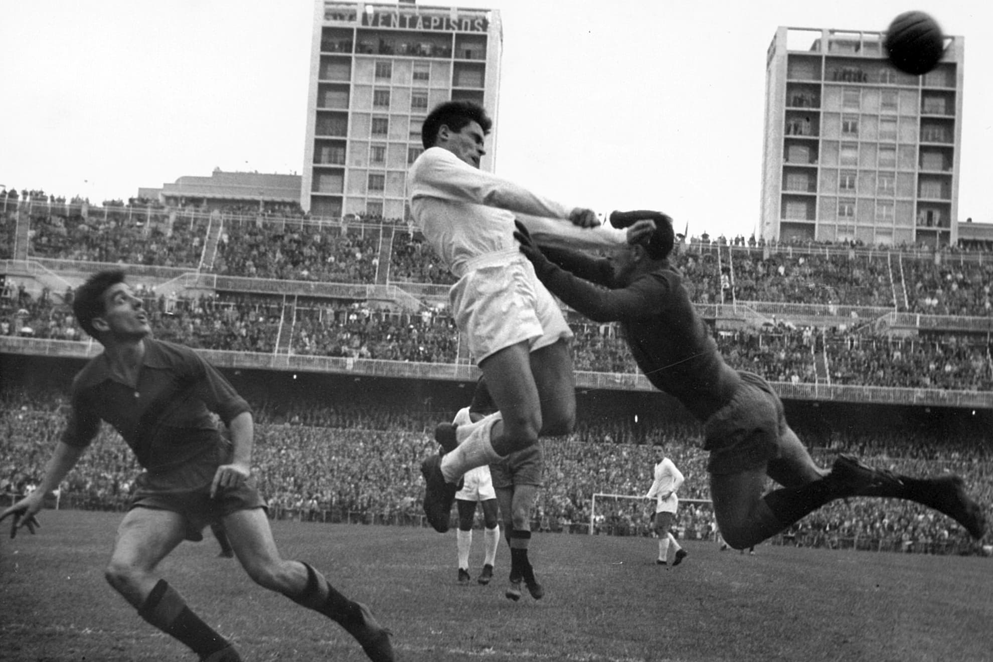 Chus Herrera remata de cabeza durante un partido en Chamartín.