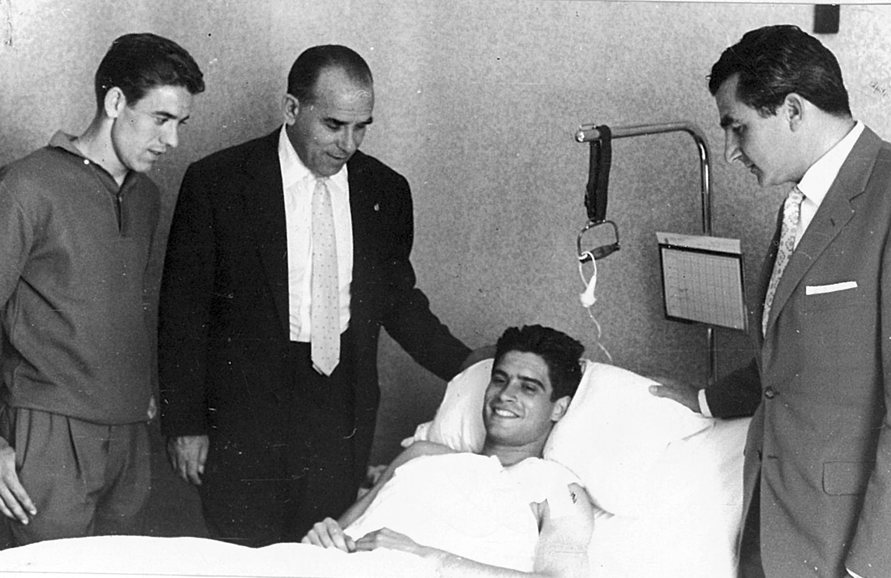 Herrera, tras ser operado y visitado por Mateos, Samitier y Miguel Muñoz.