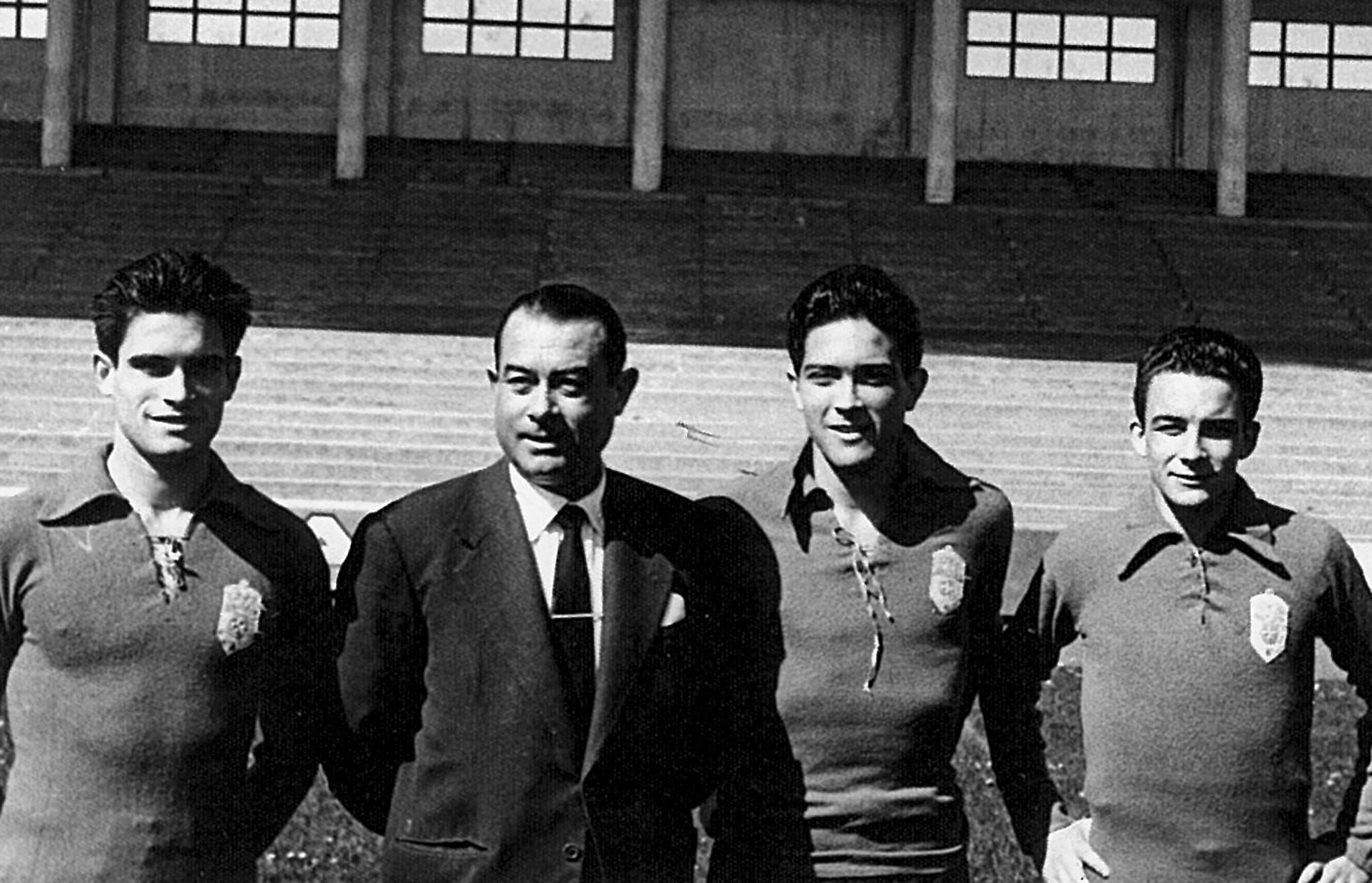 Herrerita, de traje, junto a sus tres hijos futiblistas:Chus, Eduardo y Roberto.