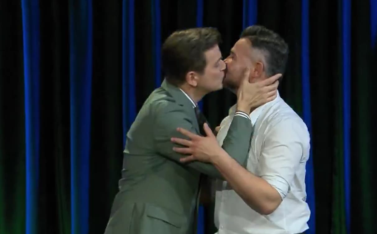 El beso entre Rufián y Giró