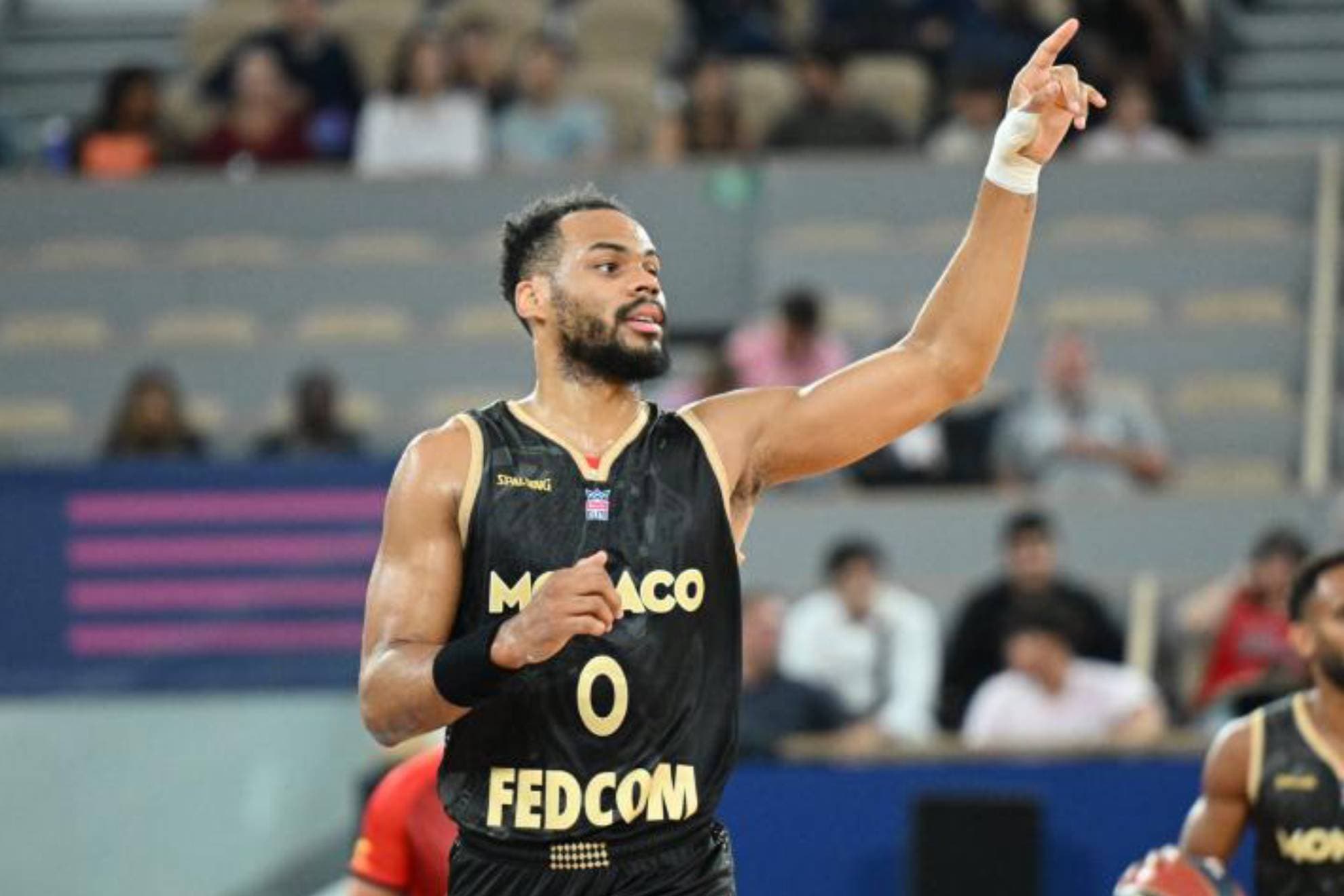 Elie Okobo da instrucciones en un partido del AS Mónaco.