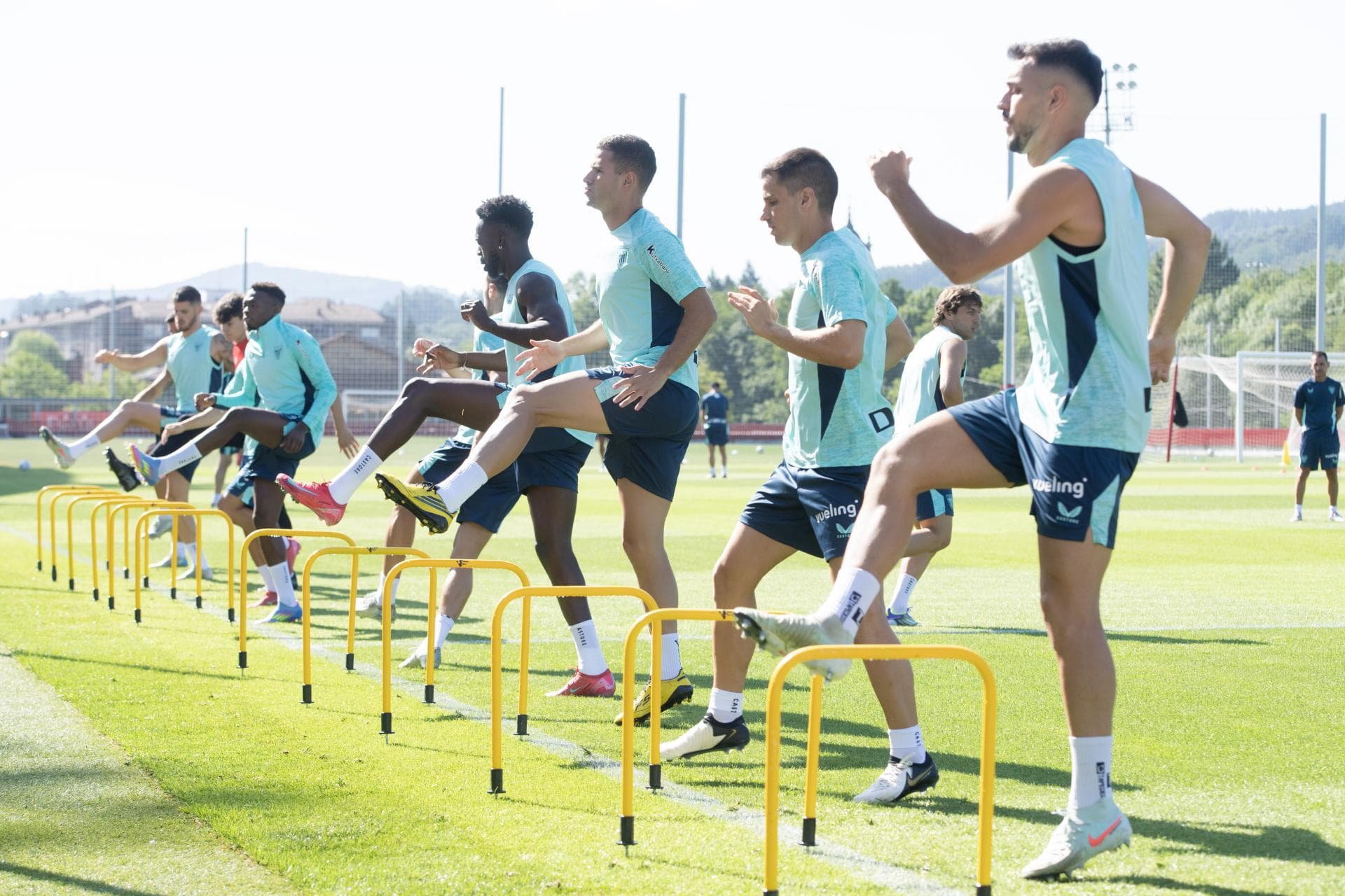 Los jugadores del Athletic se ponen a tono en Lezama.