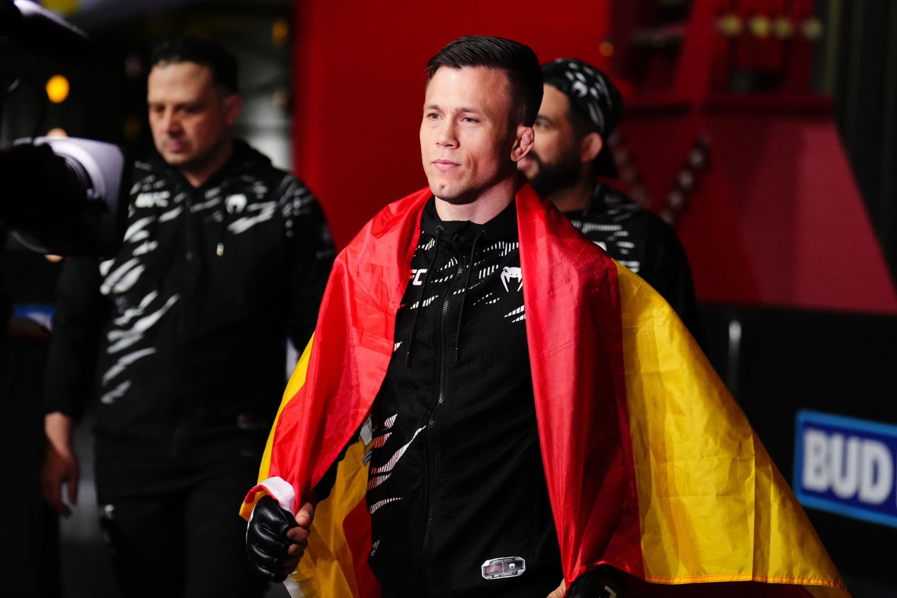 Dani Bárez sale a pelear con la bandera de España.
