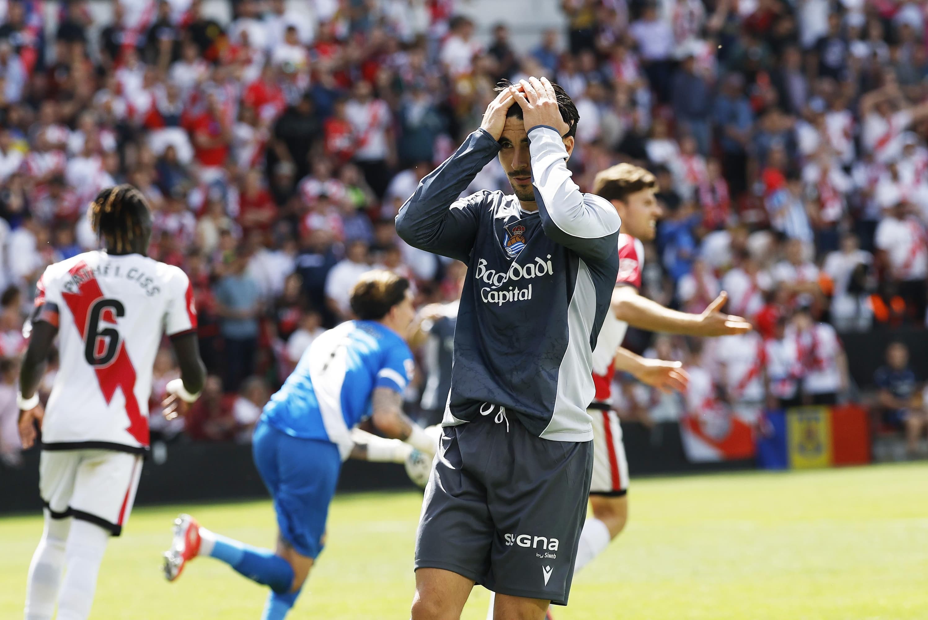 Carlos Soler se lamenta por una ocasión fallada.