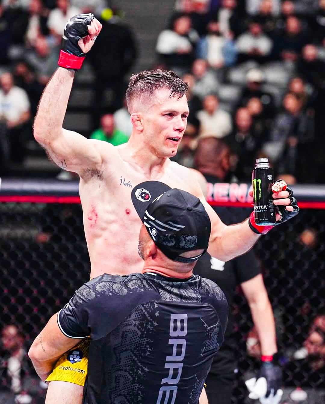 Dani Bárez celebra su triunfo en la UFC ante Altamirano.