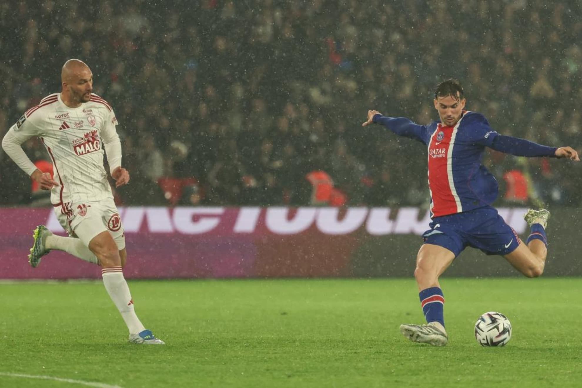 Fabián Ruiz dispara a puerta contra el Brest.