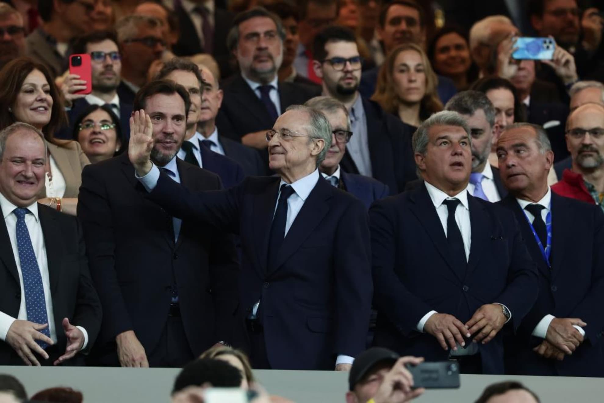 Florentino Pérez saluda desde el palco del Bernabéu