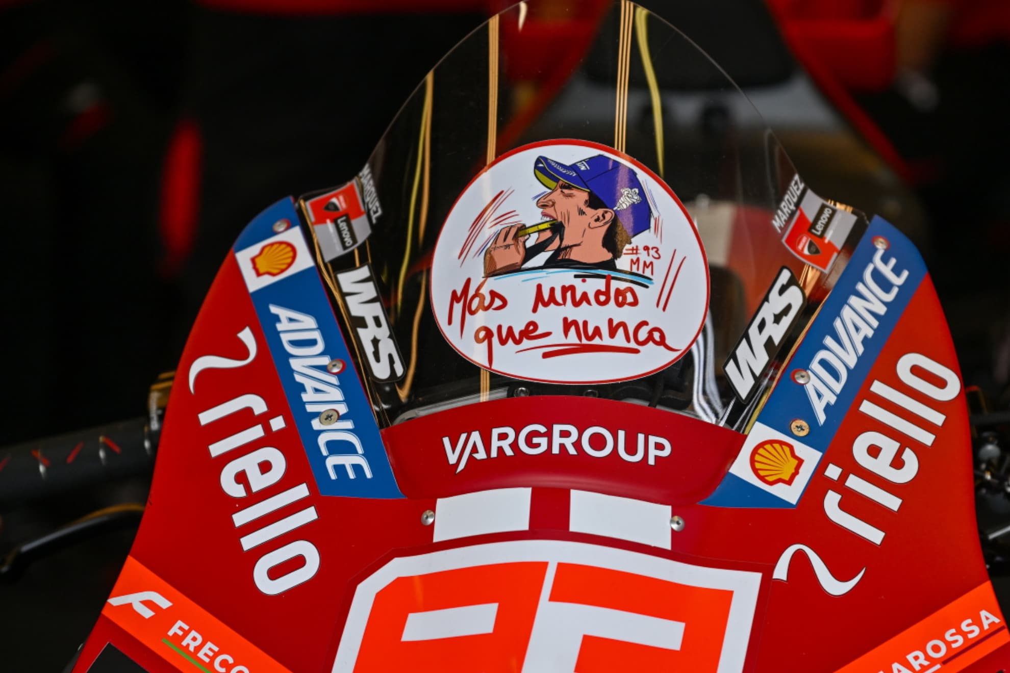 La moto de Márquez, en el box.